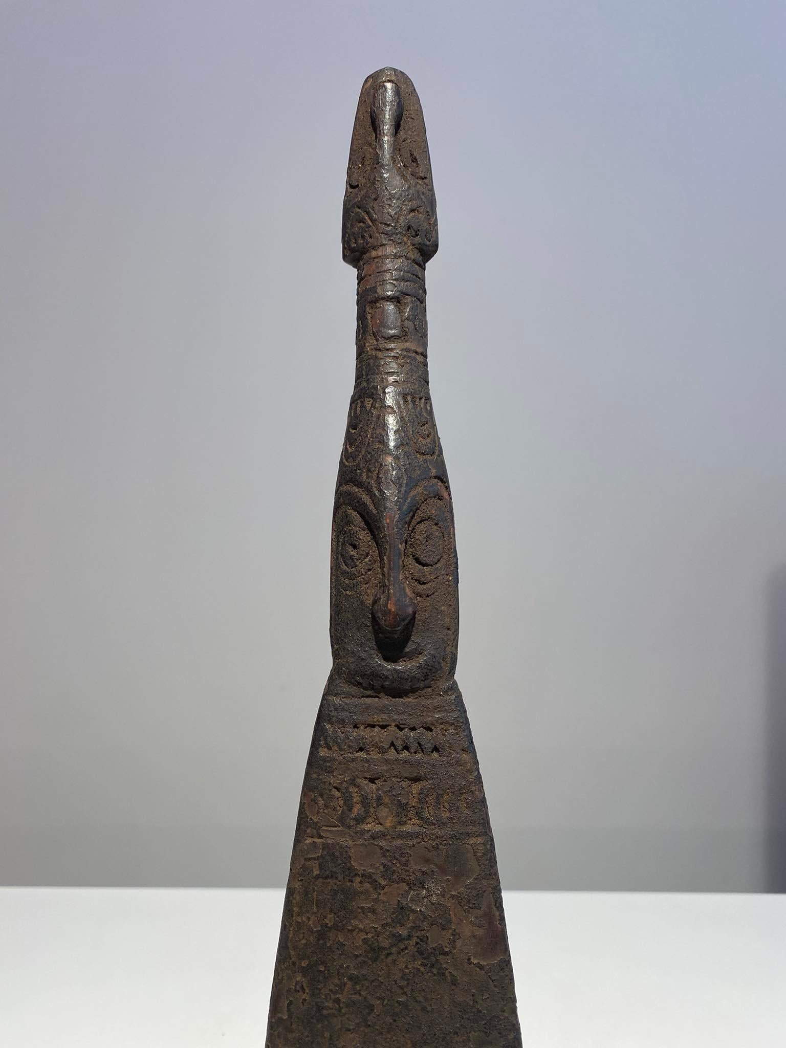 Antique and exceptional stirrer of the Murik Lakes or Schouten Island , Mouth Of The Lower Sepik / Ramu Papua New Guinea Coastal Sepik region
A lovely patina and traces of use.
Length: 42 cm
Very good condition
Exceptional piece and museum quality