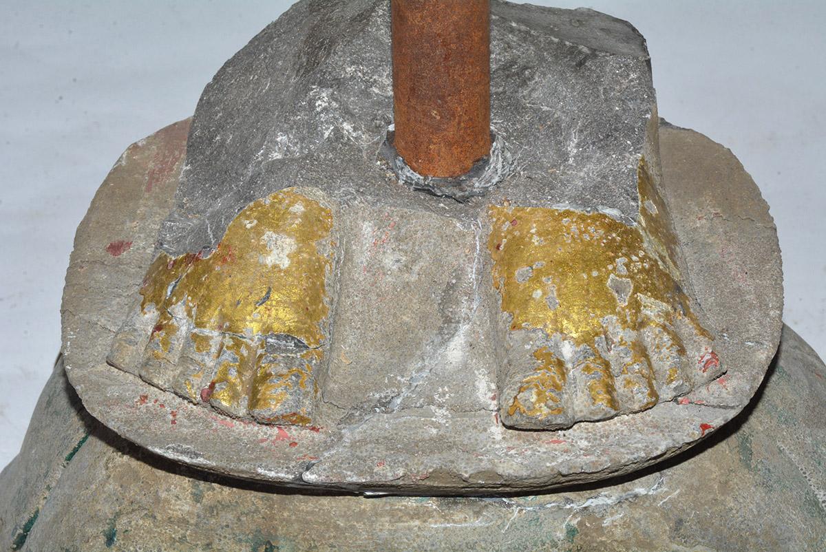 Indien Lampes à base de pierre anciennes, pieds de statues de Bouddha en vente