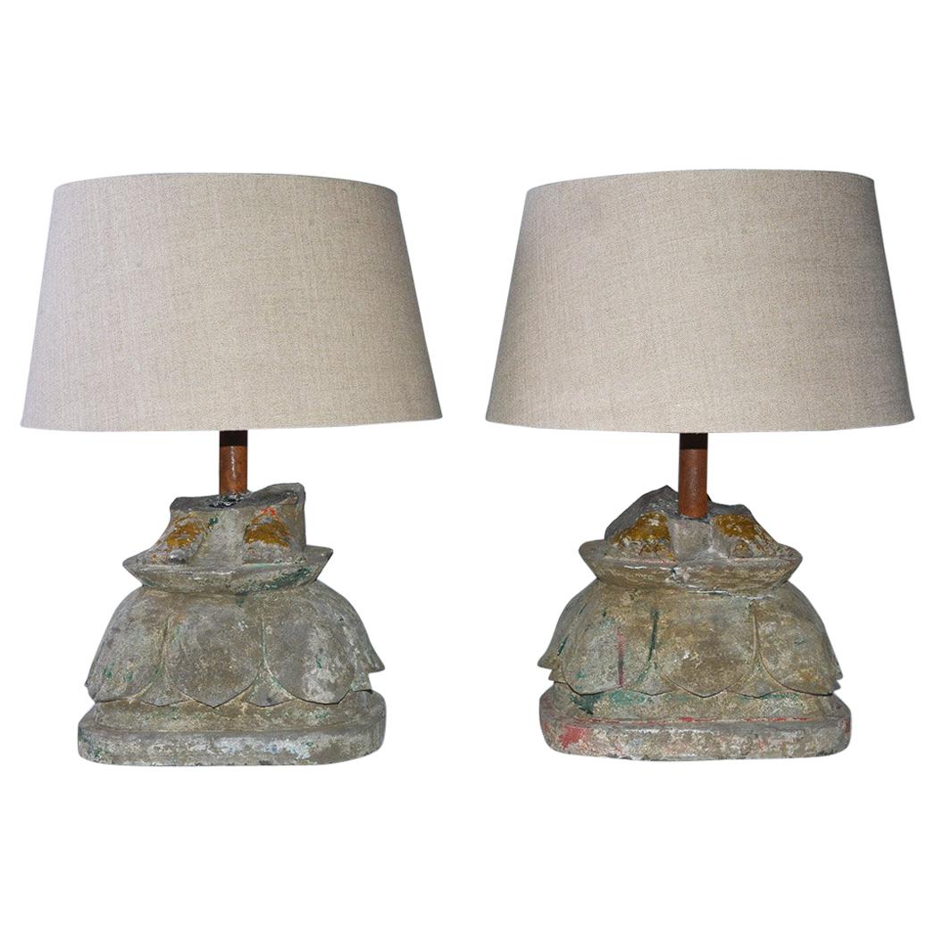 Lámparas antiguas con base de piedra, estatuas de los pies de Buda en venta