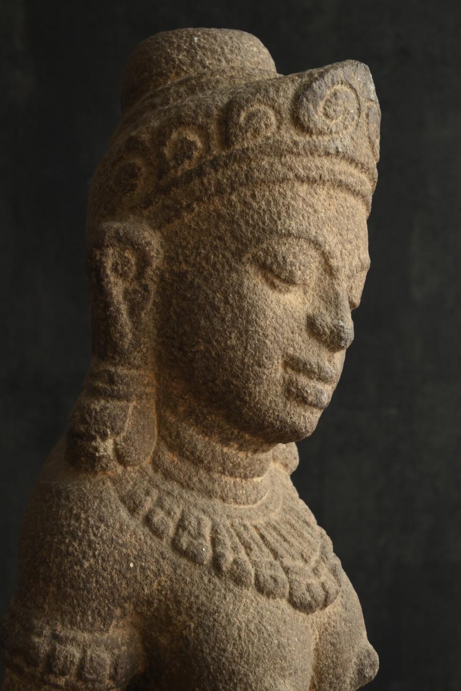 Antique stone Buddha of a goddess or woman from Southeast Asia / 19th century 3