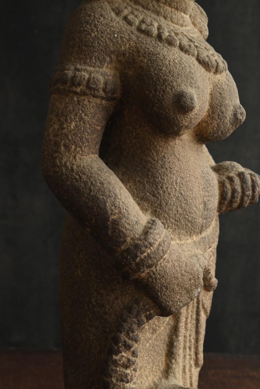 Antique stone Buddha of a goddess or woman from Southeast Asia / 19th century 5