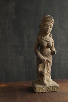 Bouddha antique en pierre représentant une déesse ou une femme, Southeast Asia / 19e siècle