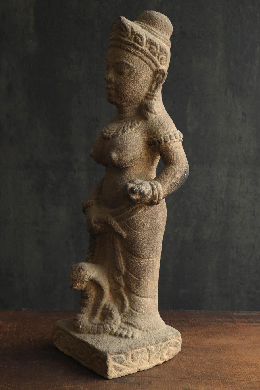 Antique stone Buddha of a goddess or woman from Southeast Asia / 19th century In Good Condition In Sammu-shi, Chiba