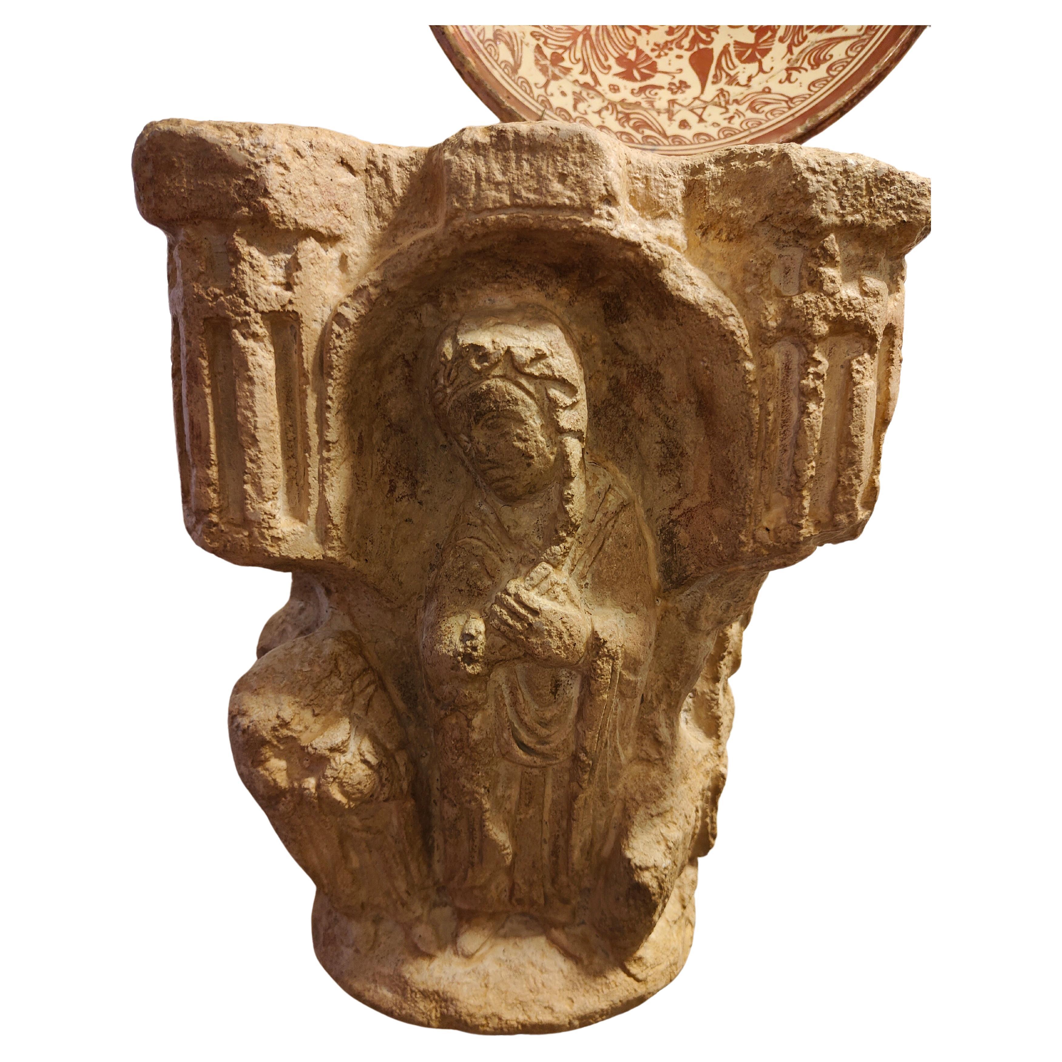 Aggiungi un tocco di eleganza storica alla tua collezione con questo antico capitello in pietra. Caratterizzato da intricati disegni romani, questo pezzo è un bellissimo esempio di arte architettonica, che offre un elemento unico e decorativo a