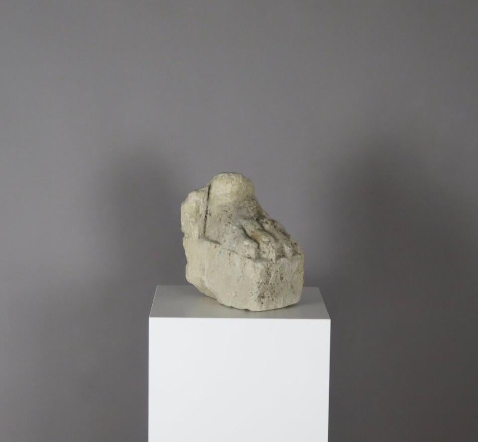 Fragment d'une griffe sculptée dans une pierre ancienne. France, vers le XVe siècle.