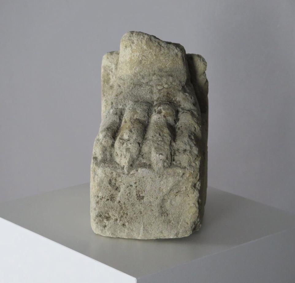 Français Antique sculpture en pierre d'une The Claw en vente