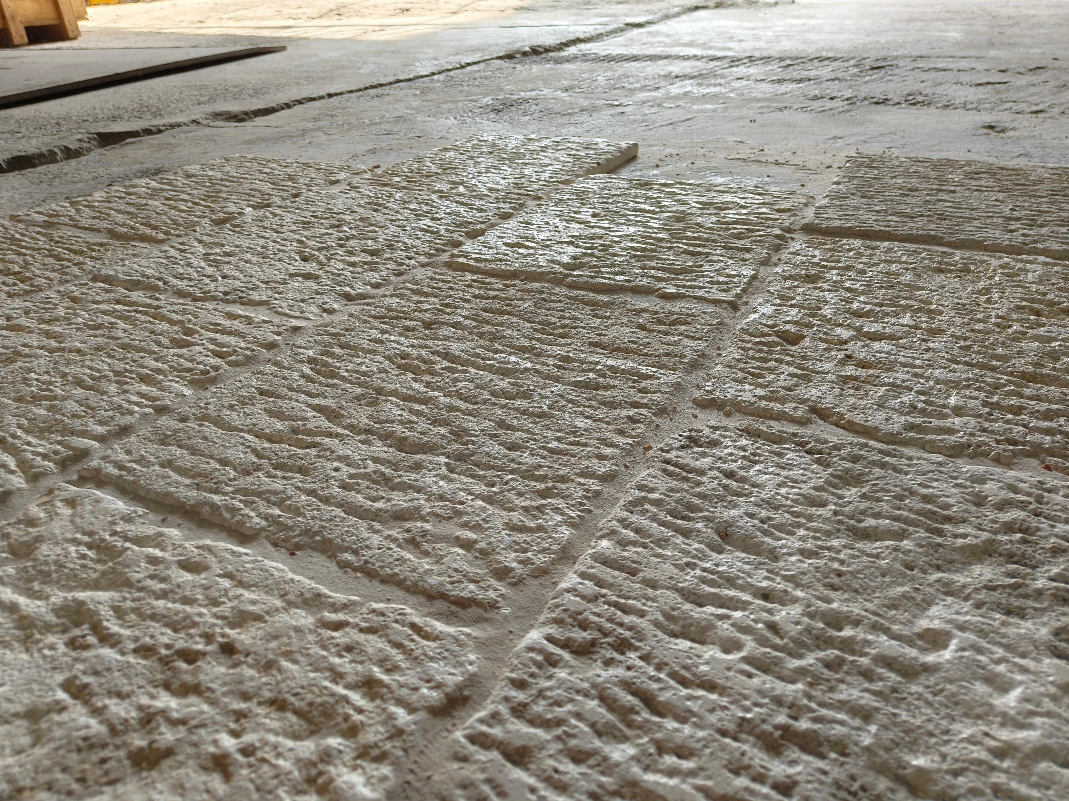 Spagnolo Pavimenti in pietra antica  - Piastrelle antiche di recupero rustiche - Pavimenti vecchi in vendita