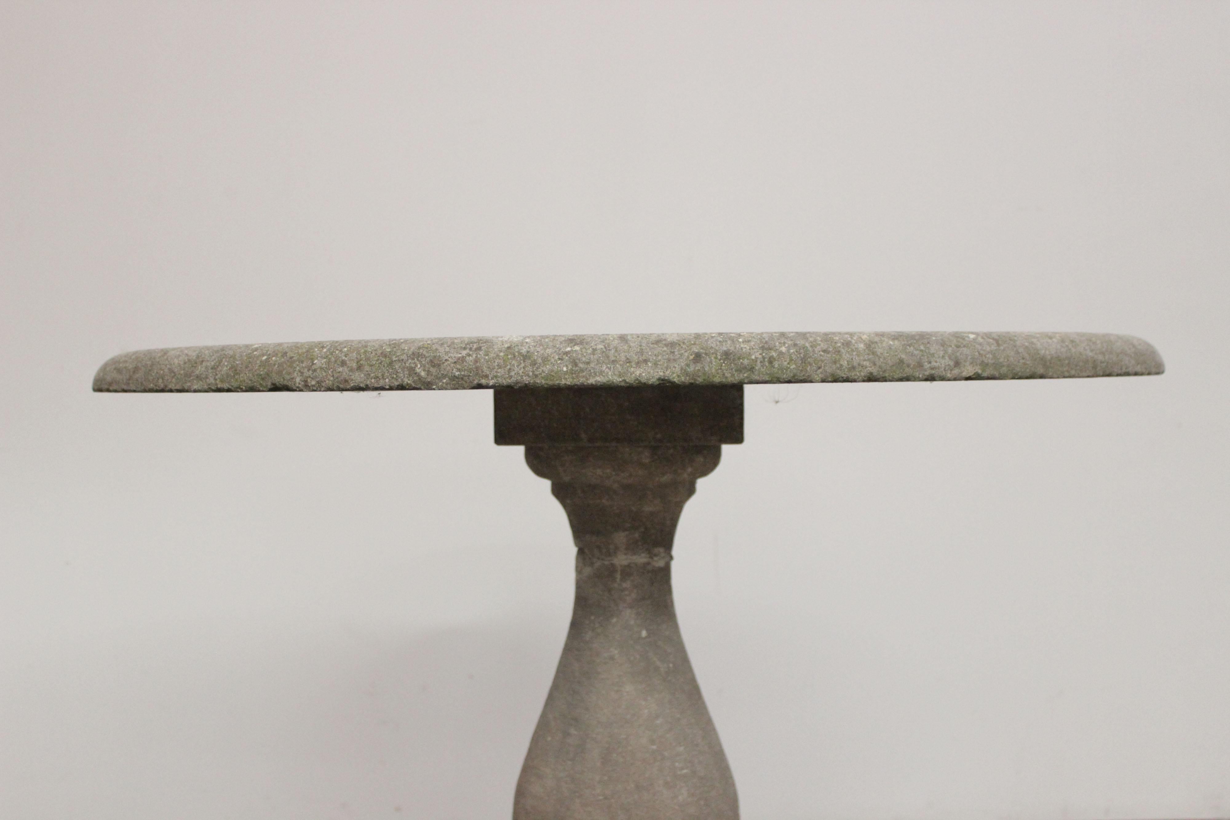 Antique Stone Garden Table with Central Medallion In Good Condition In Montelabbate, PU