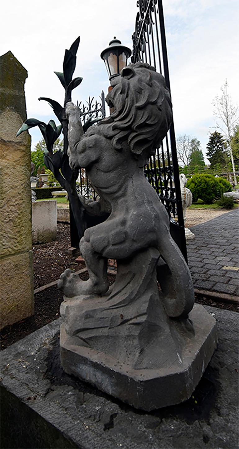Antike Löwenstatue aus Stein aus Belgien, 19. Jahrhundert (Belgisch) im Angebot