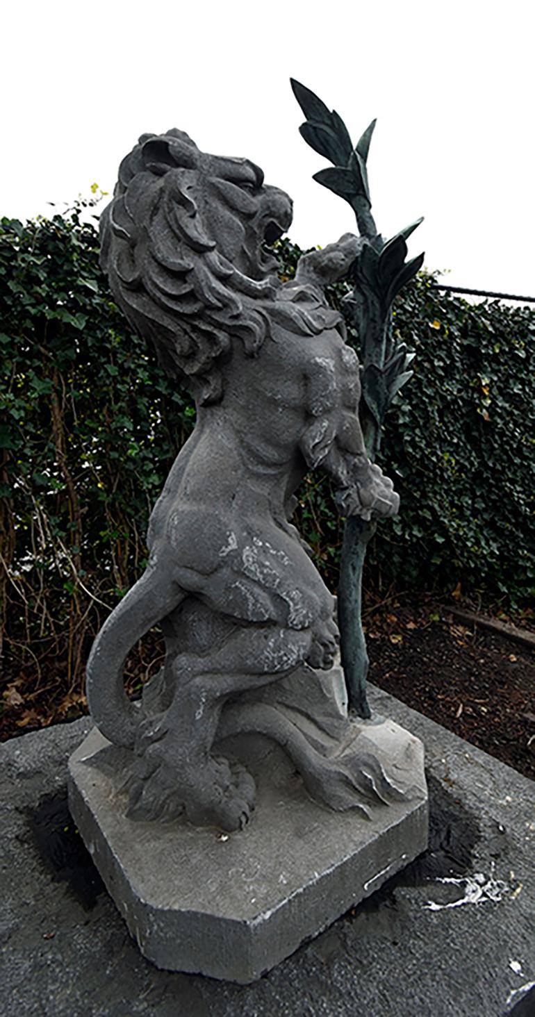 Antike Löwenstatue aus Stein aus Belgien, 19. Jahrhundert im Zustand „Gut“ im Angebot in Udenhout, NL