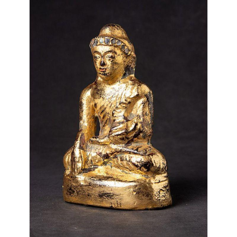 Material: stone.
Material: wood.
Measures: 17, 7 cm high 
11, 4 cm wide and 6, 6 cm deep.
Weight: 0.733 kgs.
Gilded with 24 krt. gold.
Mandalay style.
Bhumisparsha mudra.
Originating from Burma.
19th Century.

