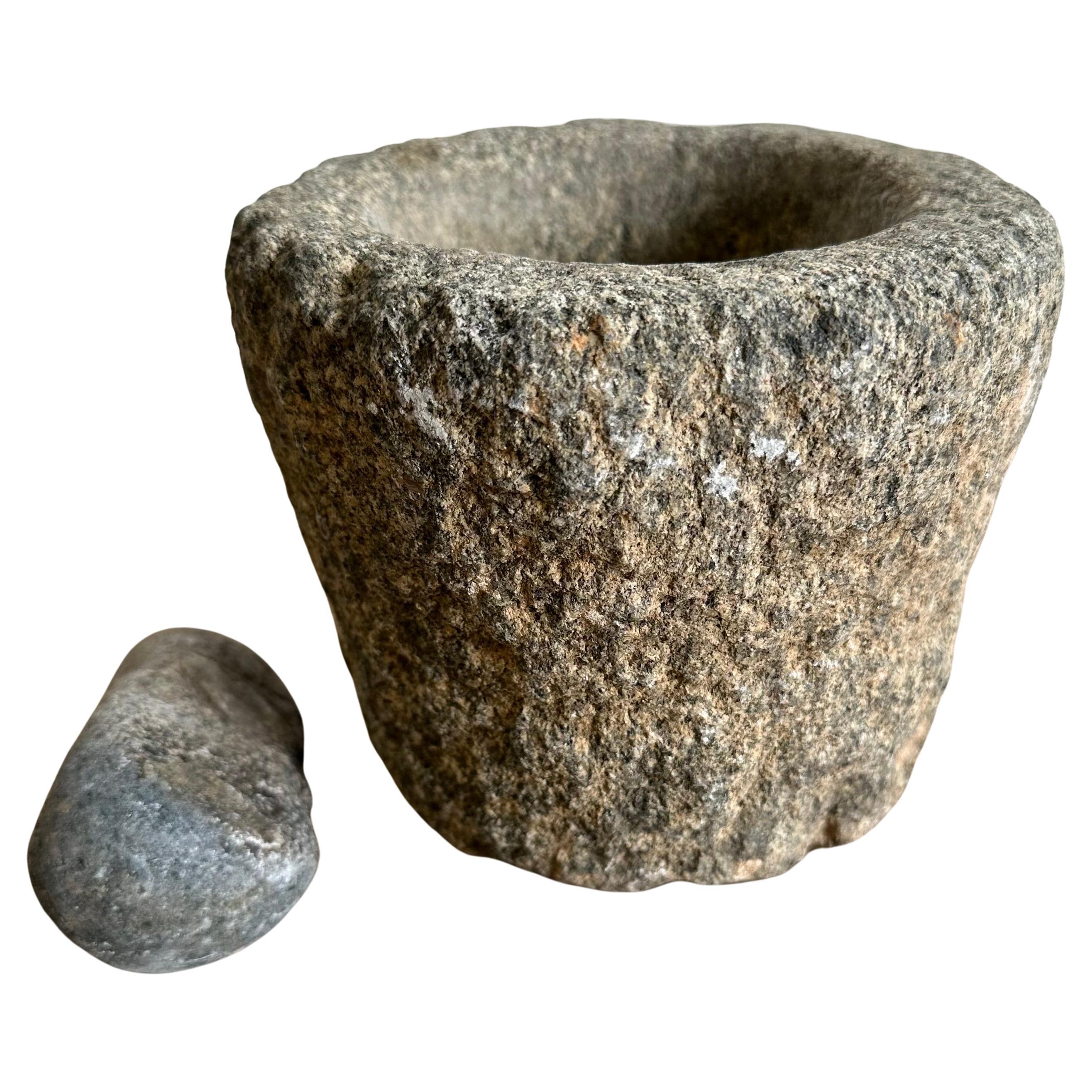 Ensemble de mortier et de pilon en pierre antique