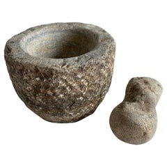 Ensemble mortier et pilon en pierre antique