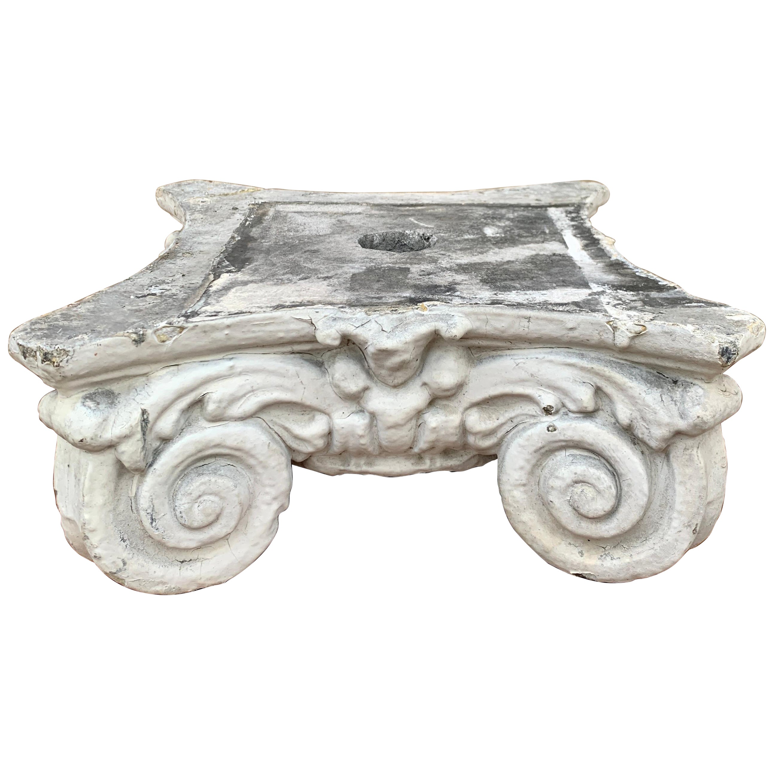 Antico capitello di colonna ionica neoclassica in pietra, XIX secolo