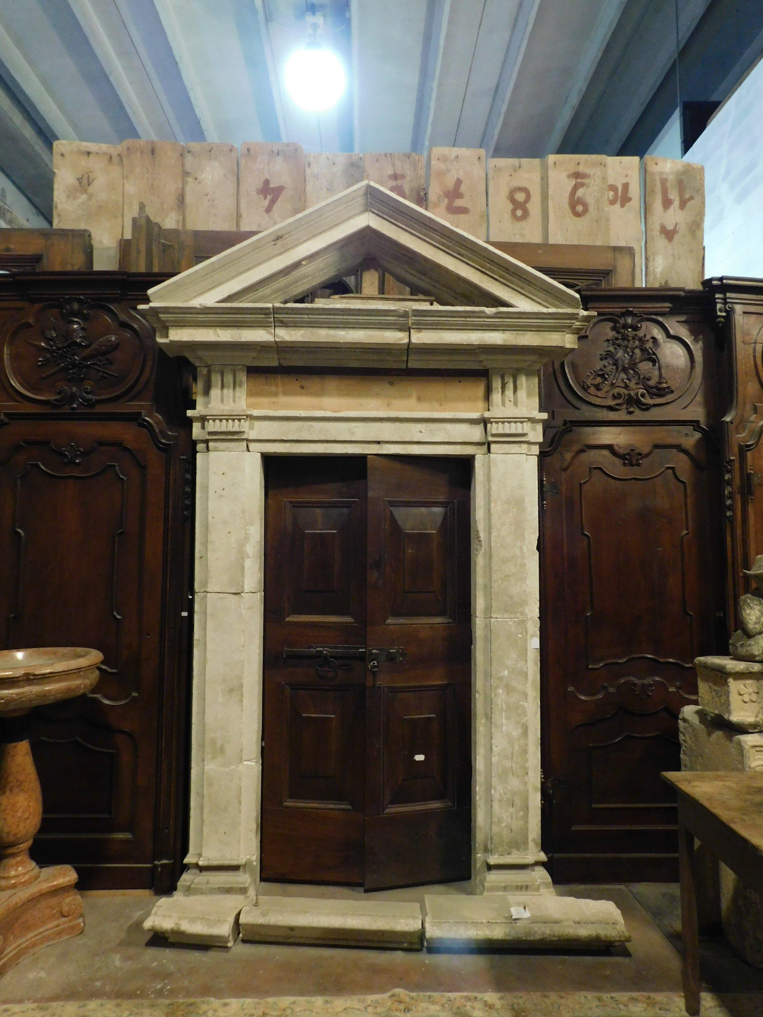 Antique Stone Portal, Original Tympanum and Threshold, 16th Century, Italy In Good Condition In Cuneo, Italy (CN)