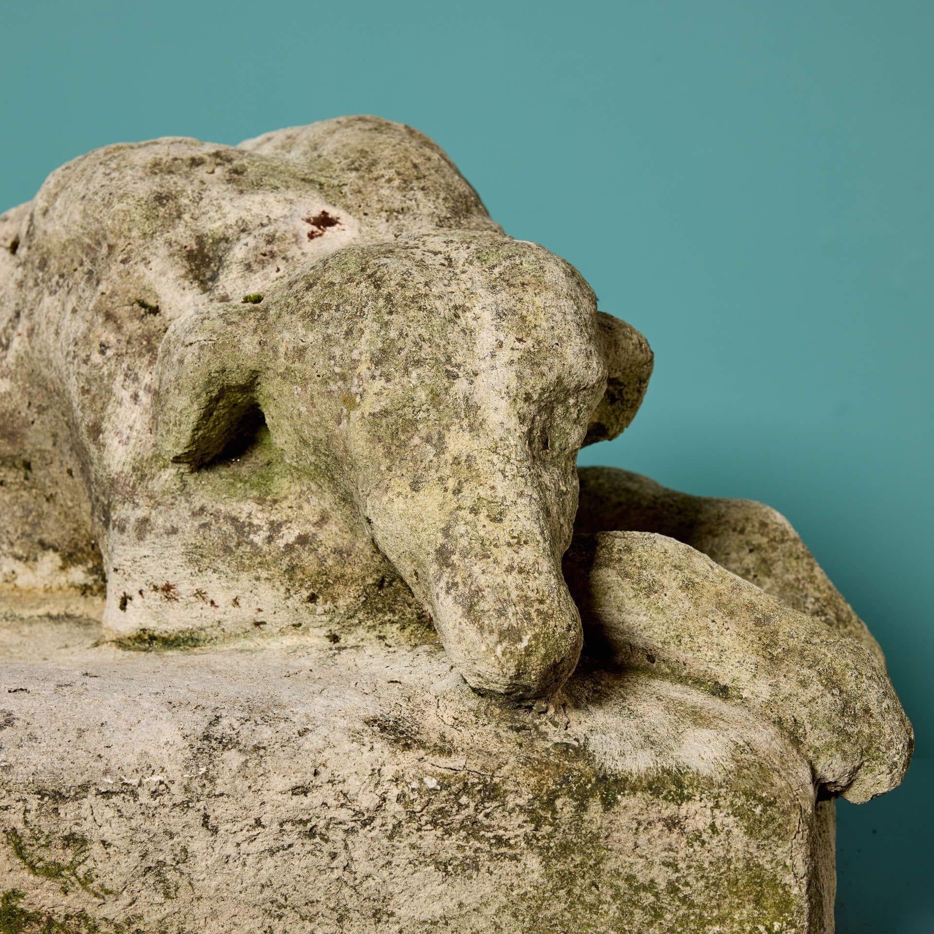 Édouardien Statue antique de lévrier au repos en pierre en vente