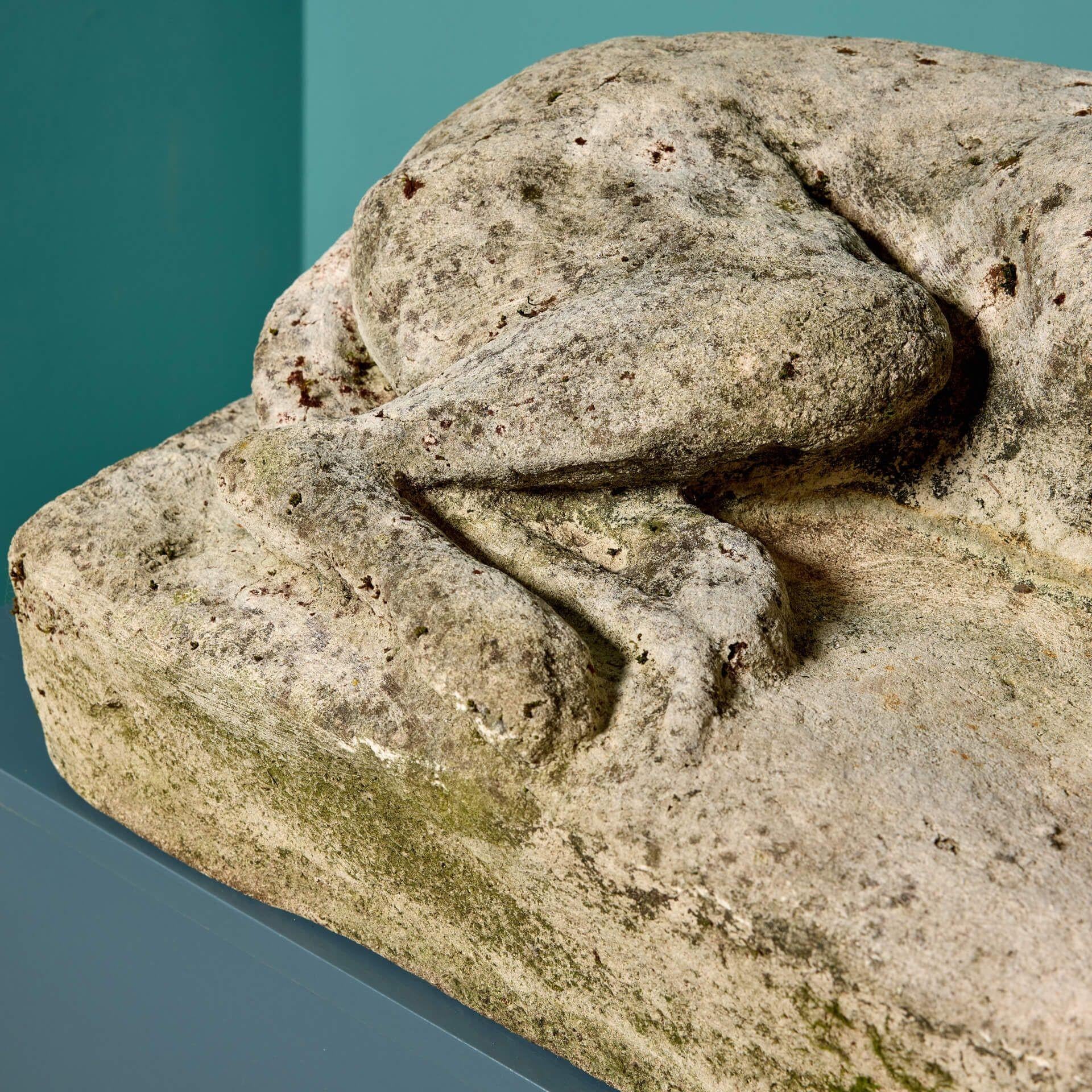 Statue antique de lévrier au repos en pierre État moyen - En vente à Wormelow, Herefordshire