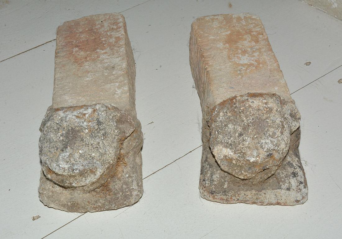 Archaïque Supports de piédestal anciens en pierre sculptée à tête de lion en vente