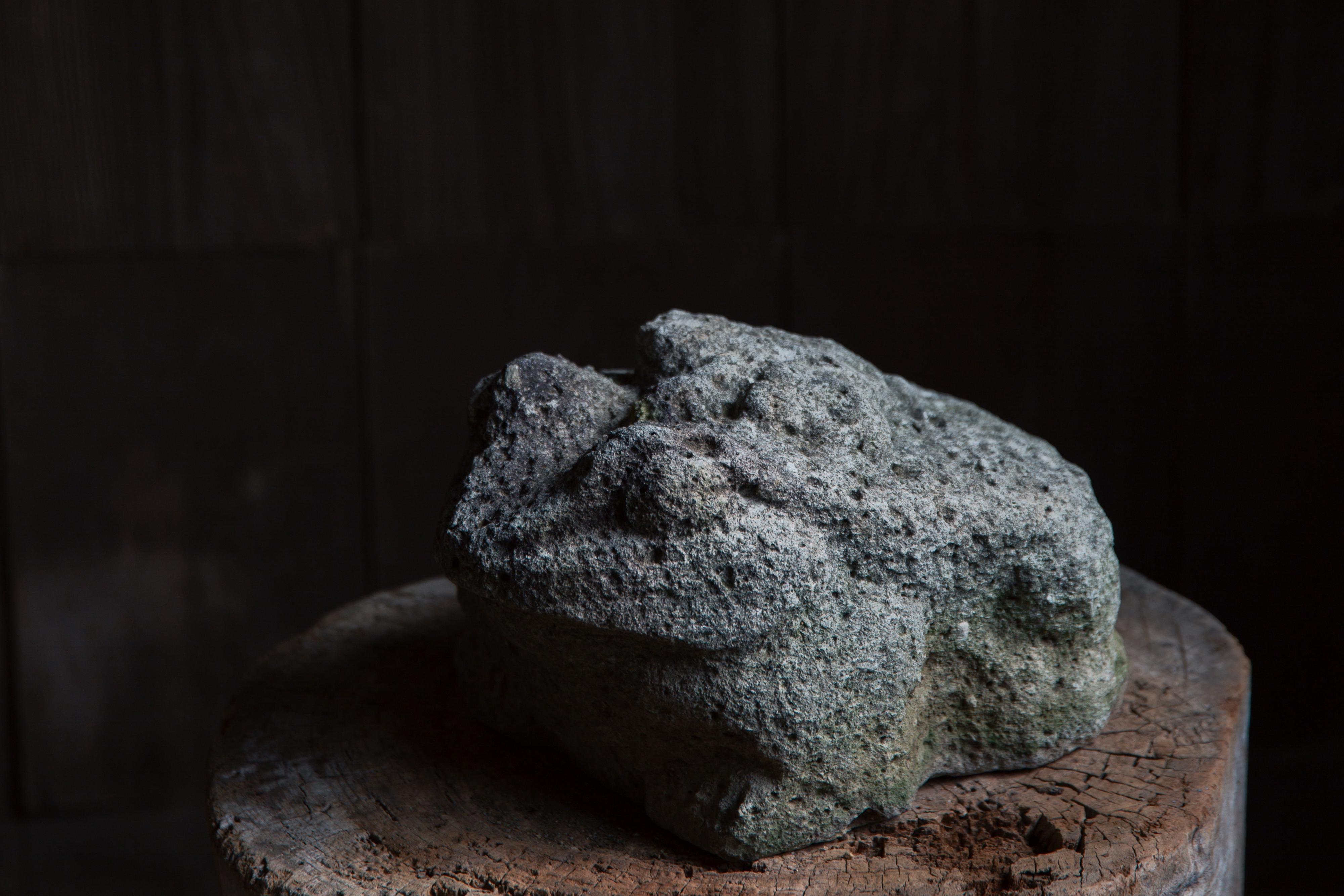 Antique stone sculpture Frog wabi sabi Japanese garden elements primitive mingei In Good Condition In 常陸大宮市, JP