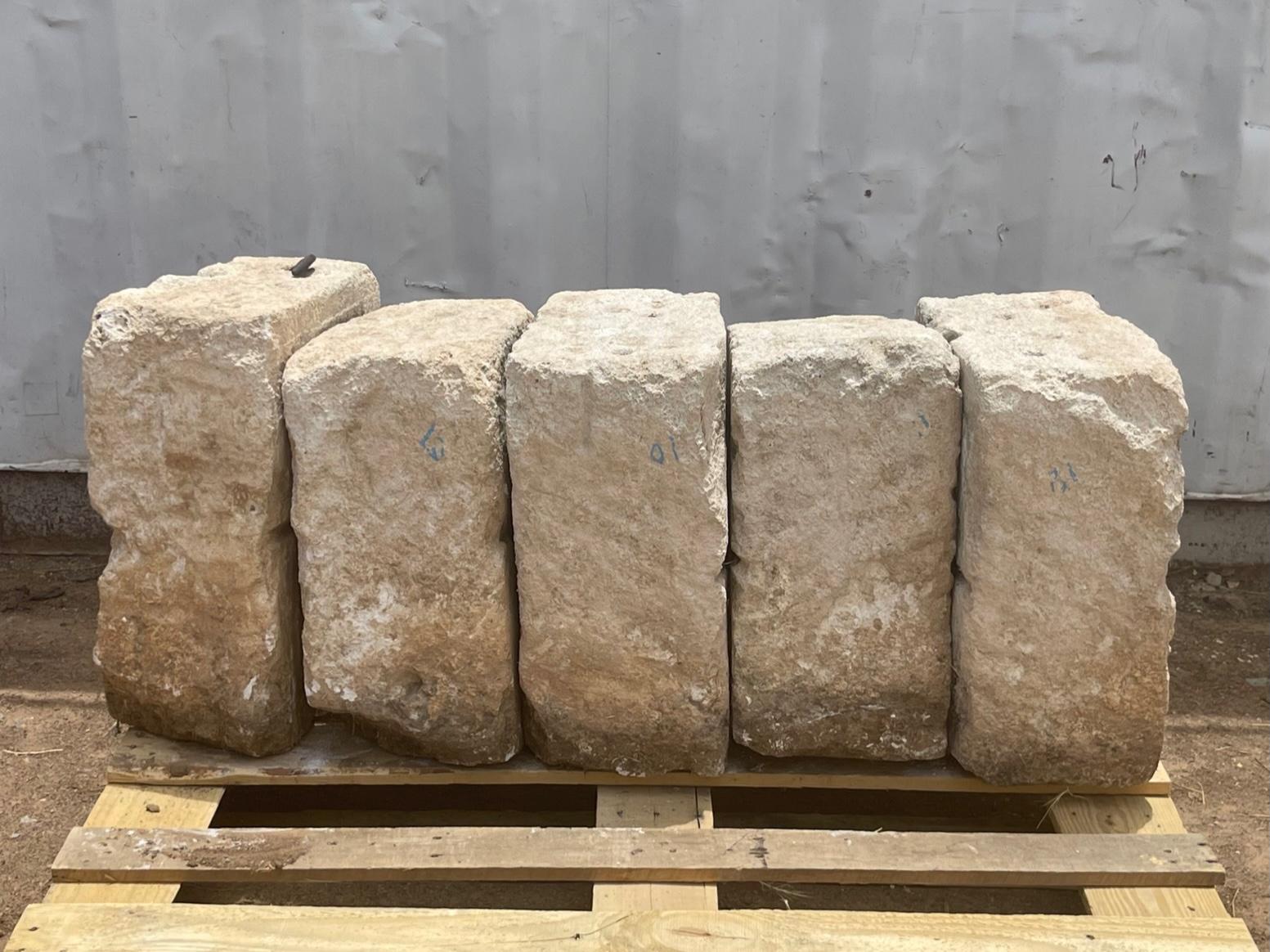 Antike Stone Surround im Zustand „Starke Gebrauchsspuren“ im Angebot in Scottsdale, AZ
