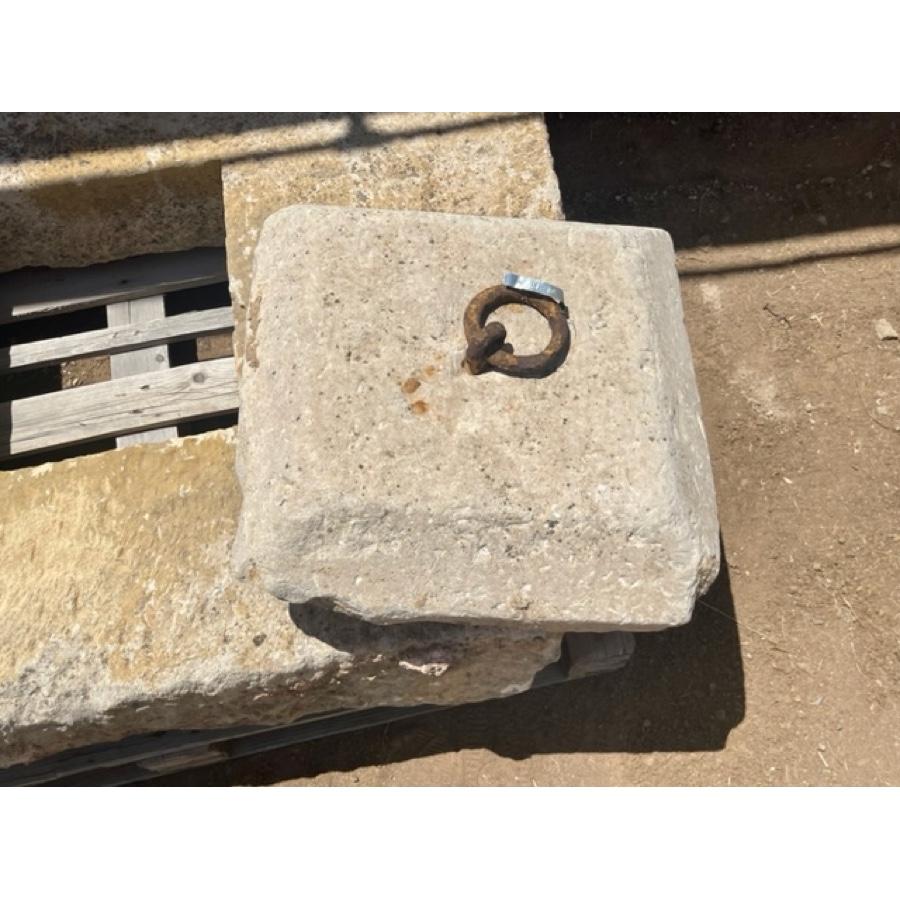 Antique Stone Well Top, GE-1626 In Distressed Condition For Sale In Scottsdale, AZ