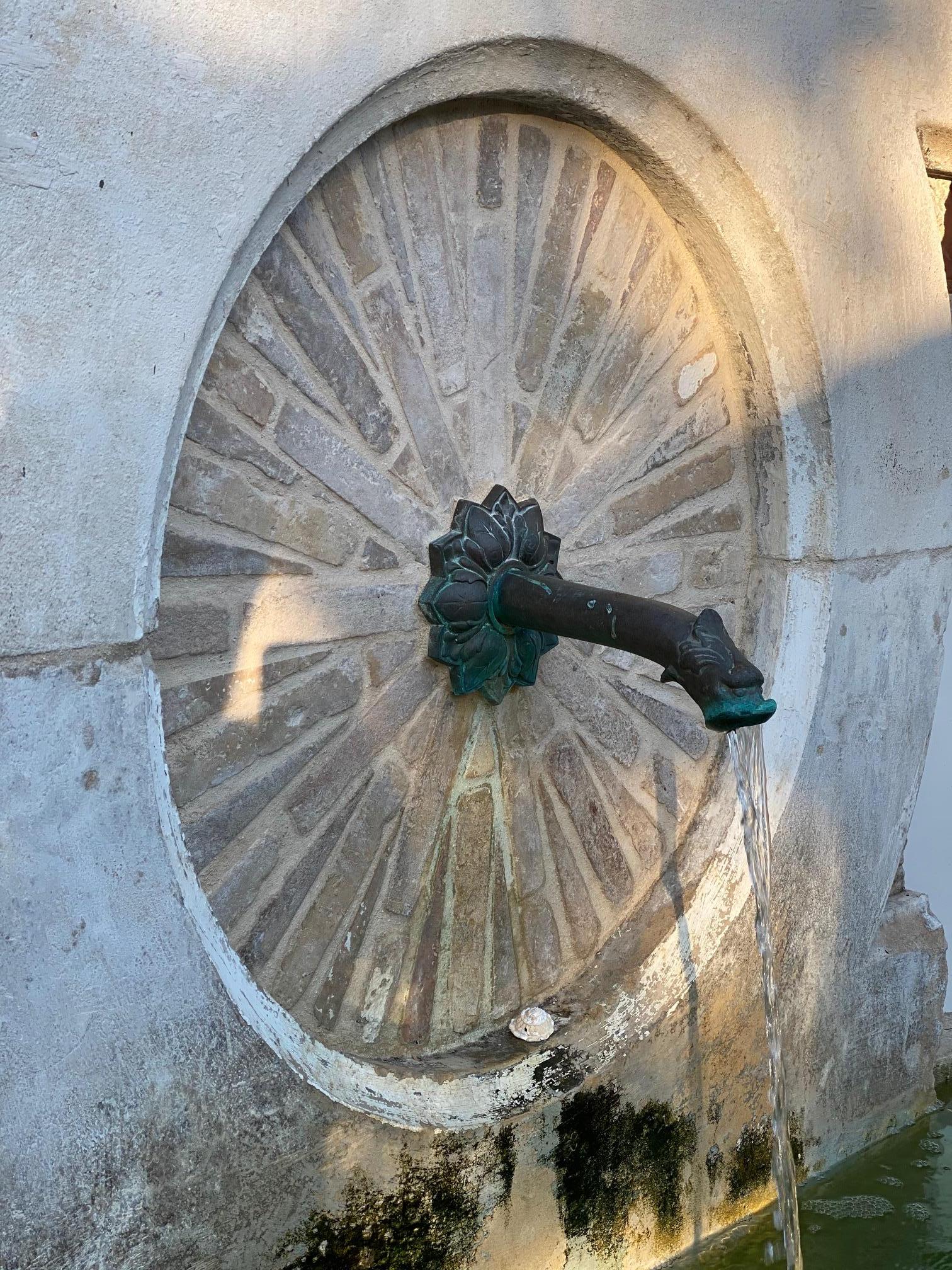 Antike Stein-Wandbrunnen-Skulptur-Waschbecken-Skulptur mit Fensterumrandung, Los Angeles, CA im Angebot 5