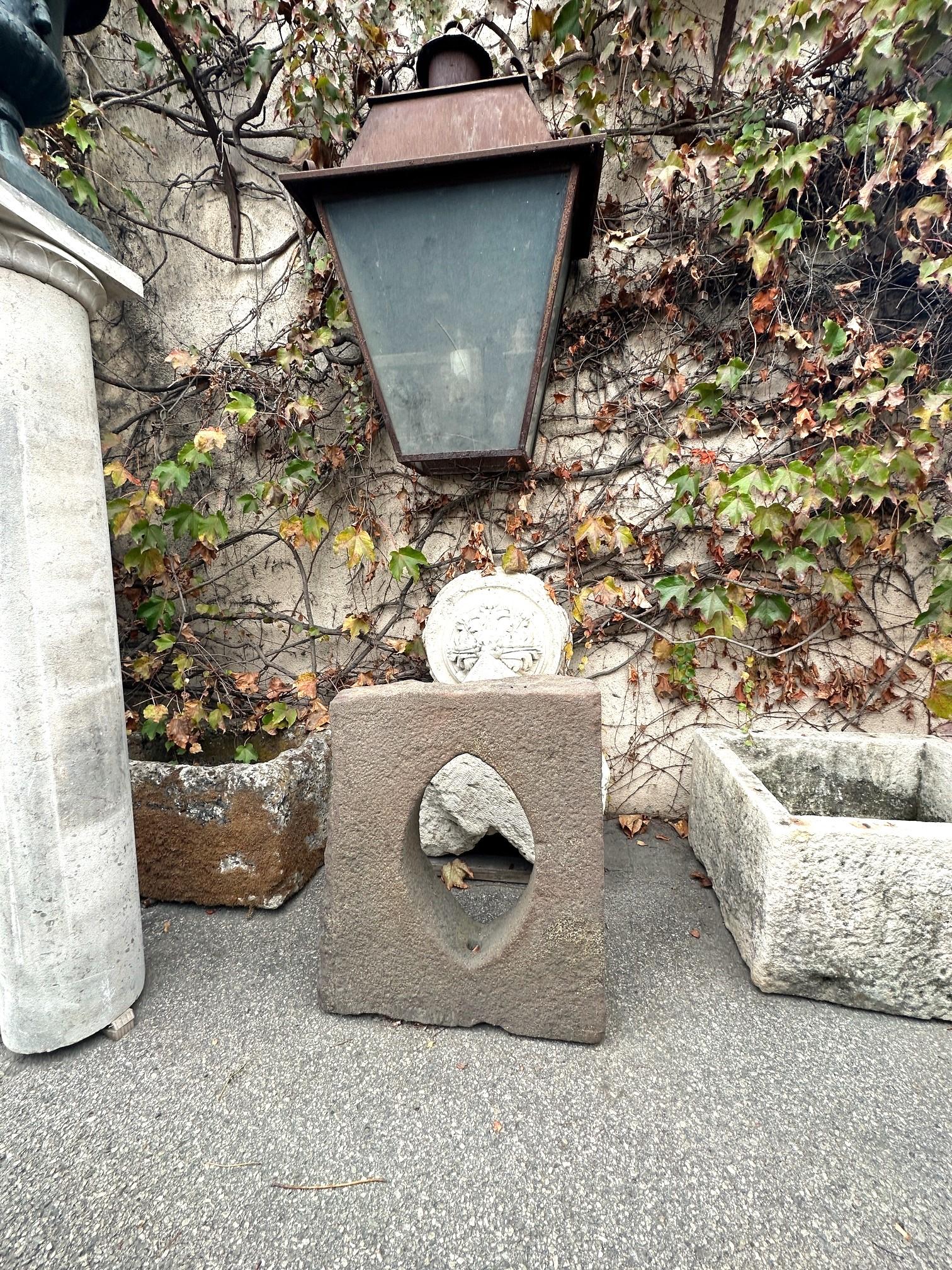 Antike Stein-Wandbrunnen-Skulptur-Waschbecken-Skulptur mit Fensterumrandung, Los Angeles, CA im Angebot 13