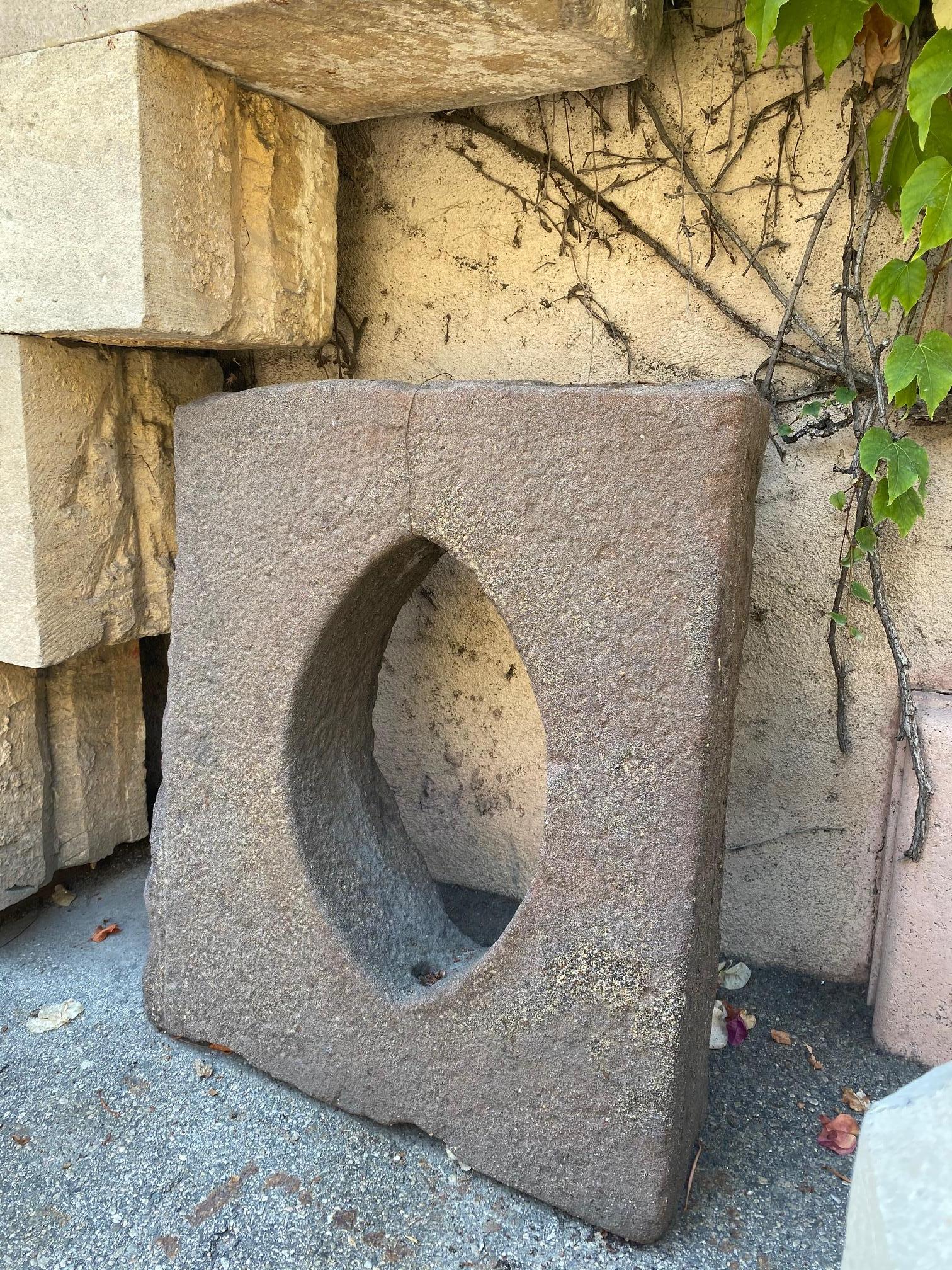Antique Stone Window Surround Wall Fountain Back Sculpture Sink Los Angeles CA. Ein schönes architektonisches Element aus dem späten 18. bis 19. Jahrhundert, das aus Stein gehauen ist. Es könnte an einer Gartenwand mit einer schönen Brunnenmaske