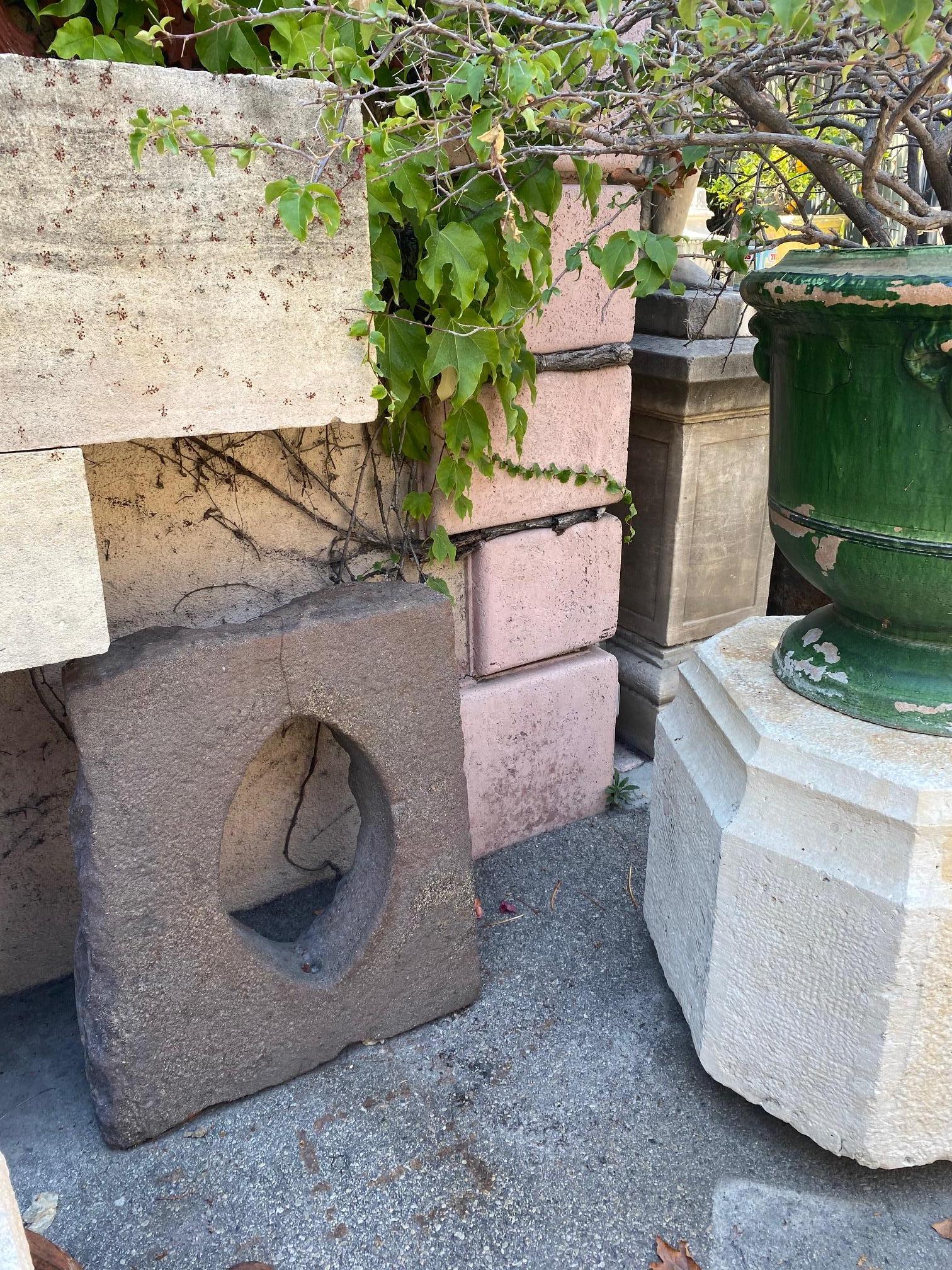 Antike Stein-Wandbrunnen-Skulptur-Waschbecken-Skulptur mit Fensterumrandung, Los Angeles, CA im Angebot 3