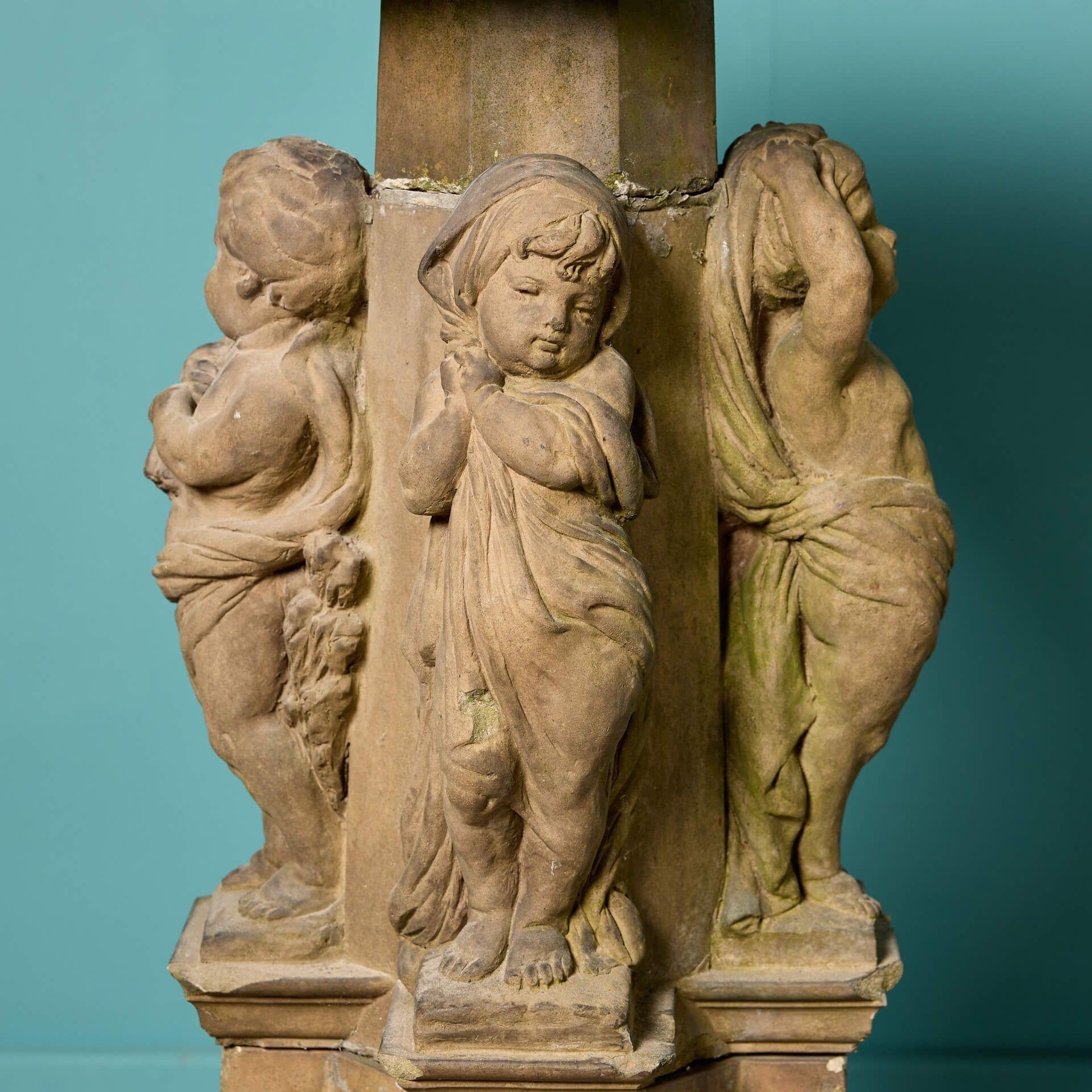 Victorien Antique bain d'oiseaux en grès représentant les Four Seasons en vente