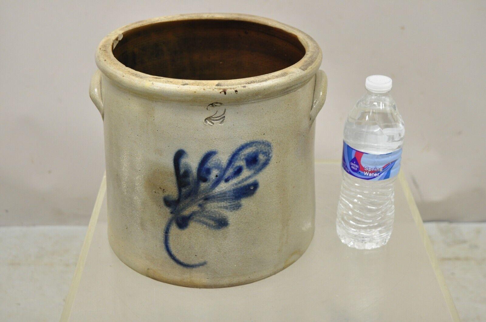 Ancienne cruche de deux gallons en grès avec un motif floral bleu cobalt. Circa 19ème siècle. Dimensions : 9