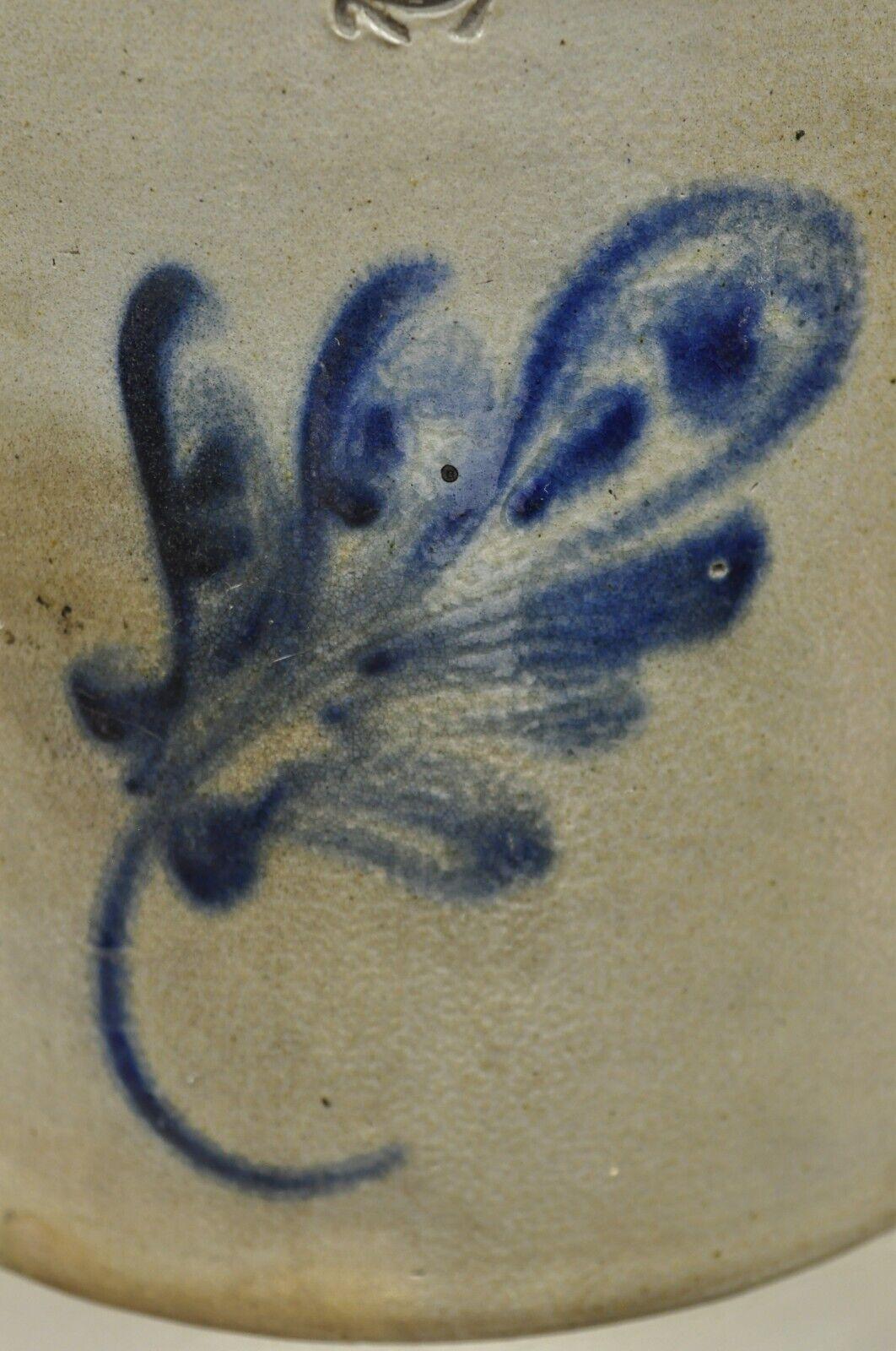 XIXe siècle Croix antique en grès à deux gallons avec motif floral bleu cobalt en vente