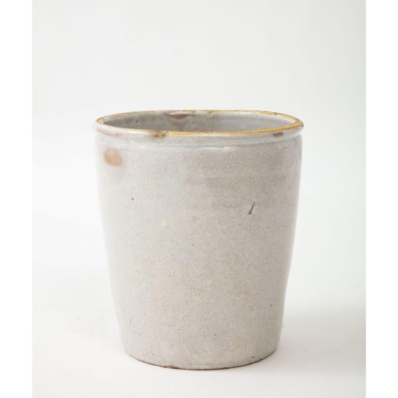 Petit pot à confiture ou pot à confiture français du 19ème siècle. Fabriqué à la main. Utilisée à l'origine pour stocker et préserver les aliments.