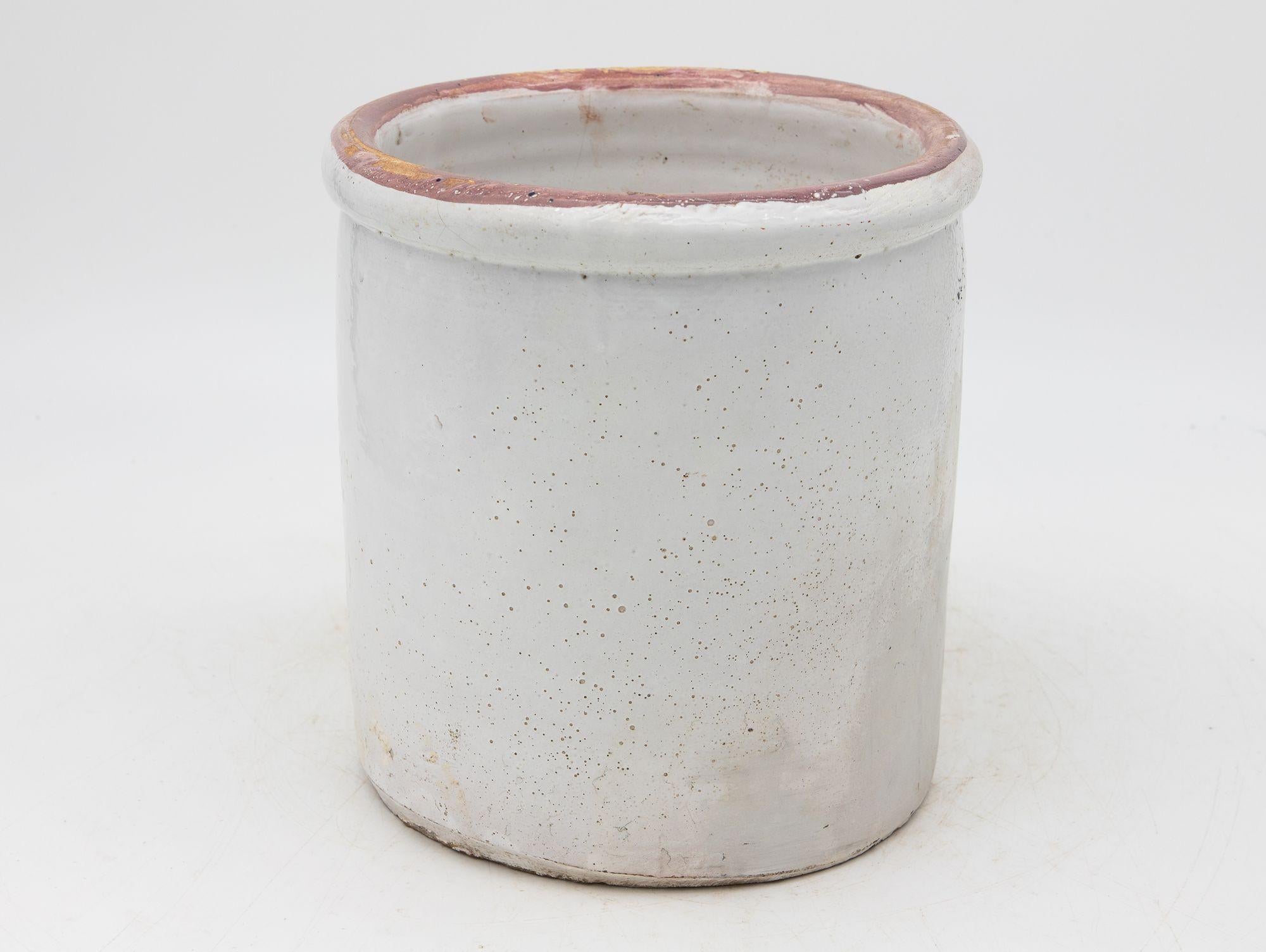 Urna italiana de gres de principios del siglo XX. Hecho a mano con terracota tradicional y un acabado de esmalte blanco. Originalmente se utilizaba para almacenar y conservar alimentos.