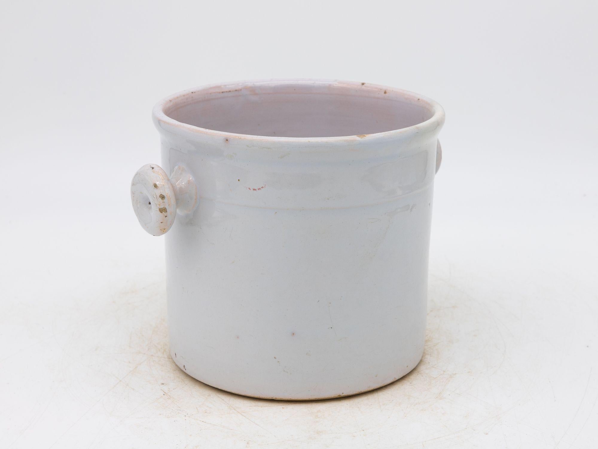 Esta encantadora confitera francesa de gres del siglo XIX presenta un suave vidriado crema y una forma clásica y redondeada. Sutiles imperfecciones y desconchones desgastados por el tiempo le dan un carácter auténtico, revelando su pasado utilitario