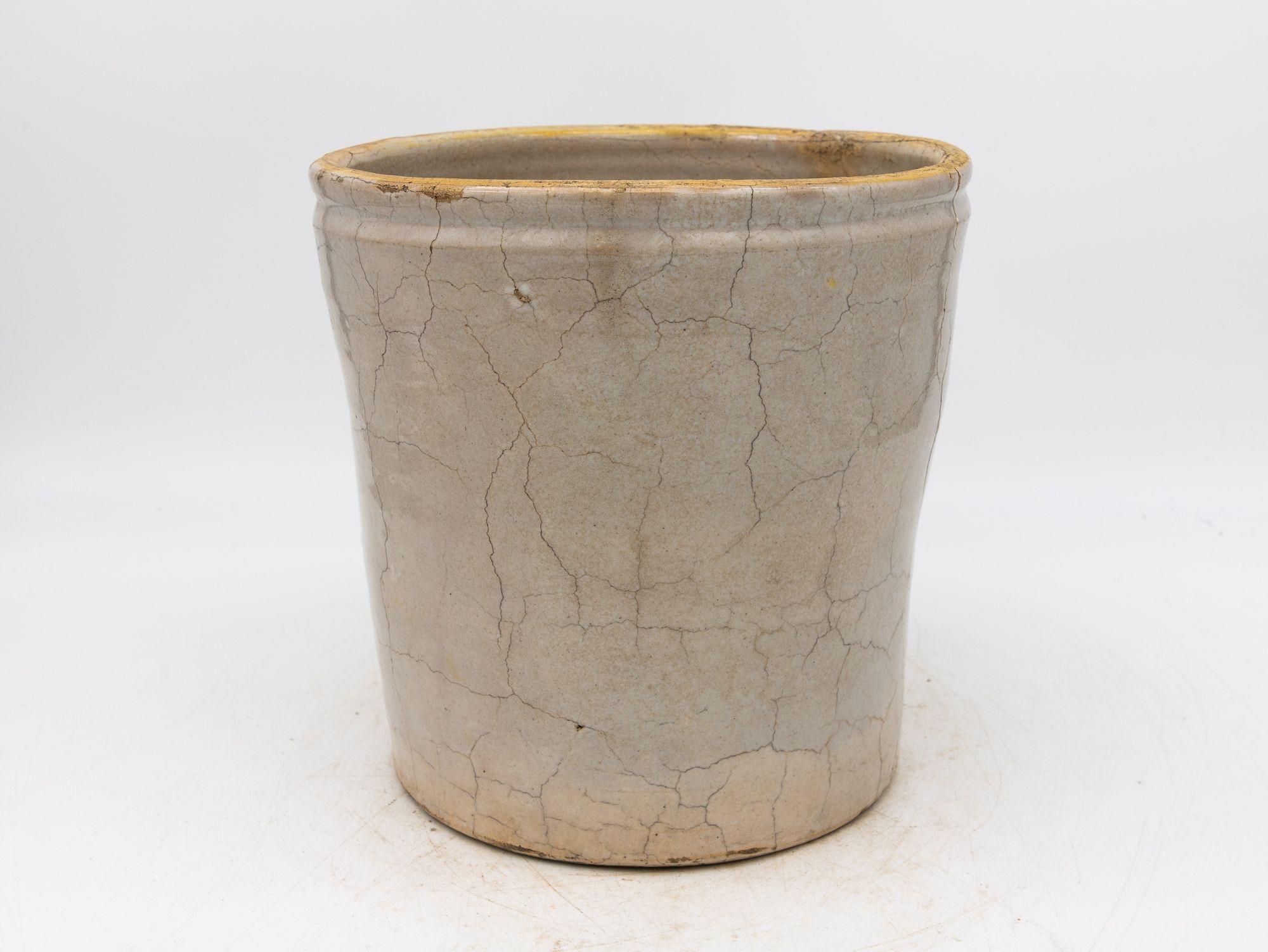 Questa pentola per confit francese del XIX secolo presenta un classico corpo in gres smaltato con le tradizionali doppie maniglie, sia decorative che funzionali. Questo pezzo artigianale riflette il fascino rustico delle cucine rurali francesi. Le