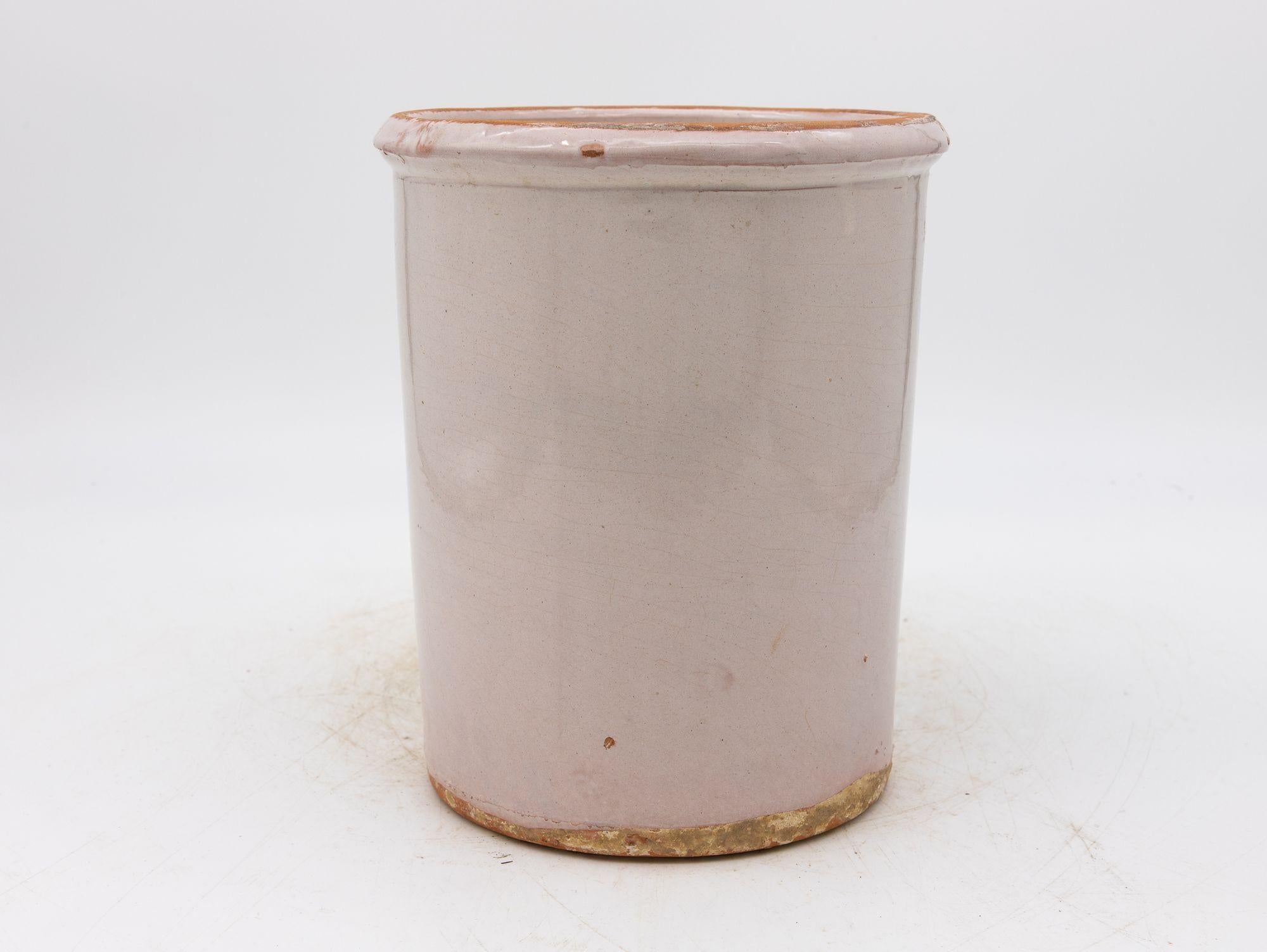 Questa pentola per confit francese del XIX secolo presenta un classico corpo in gres smaltato con le tradizionali doppie maniglie, sia decorative che funzionali. Questo pezzo artigianale riflette il fascino rustico delle cucine rurali francesi. Le