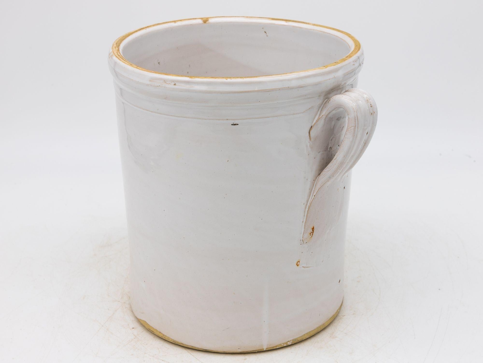 Esta olla confitada francesa del siglo XIX presenta un cuerpo clásico de gres vidriado con dos asas tradicionales, a la vez decorativas y funcionales. Esta pieza artesanal refleja el encanto rústico de las cocinas rurales francesas. Las ollas de