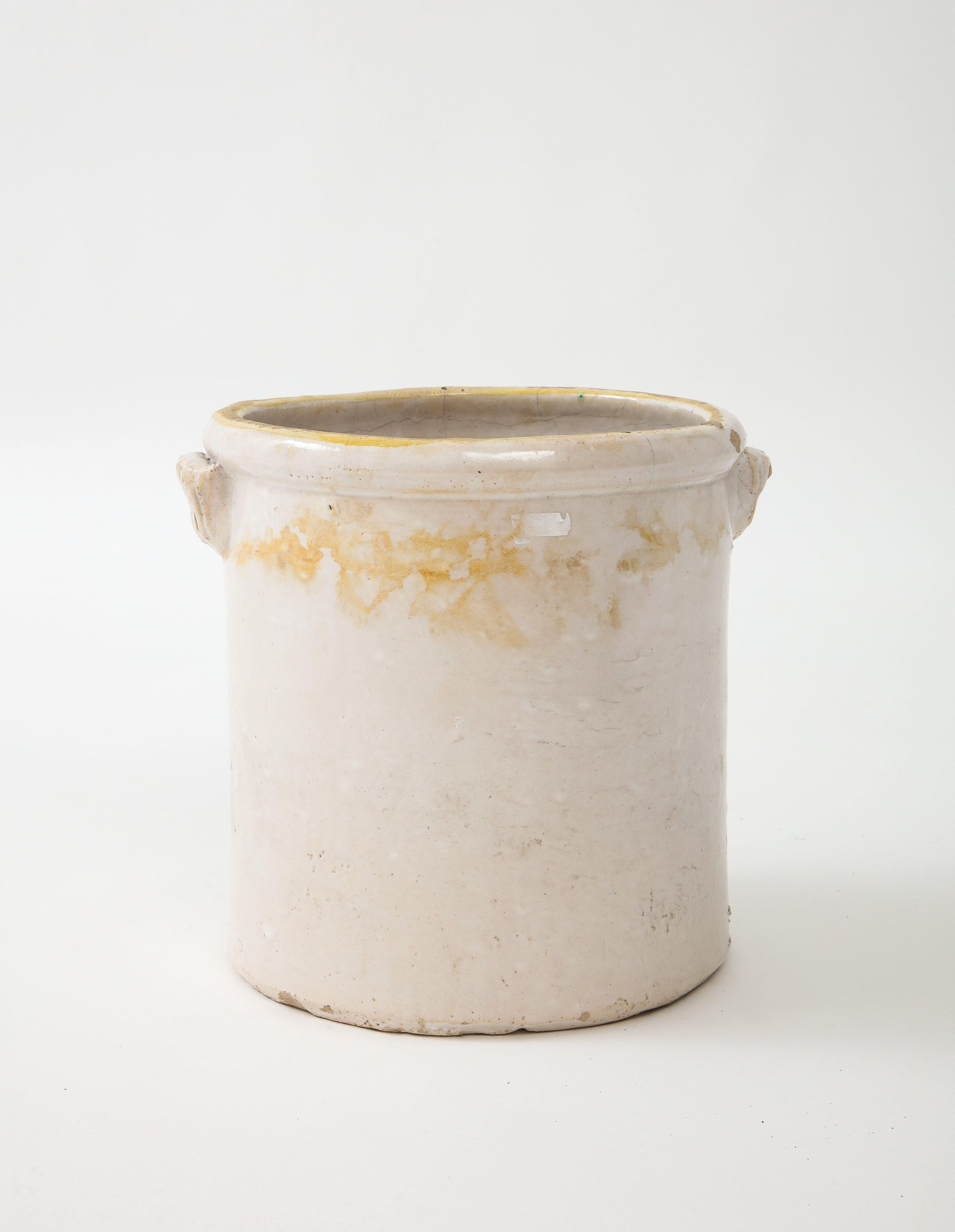 Antike Urne aus Steingut mit Griffen im Zustand „Gut“ im Angebot in South Salem, NY