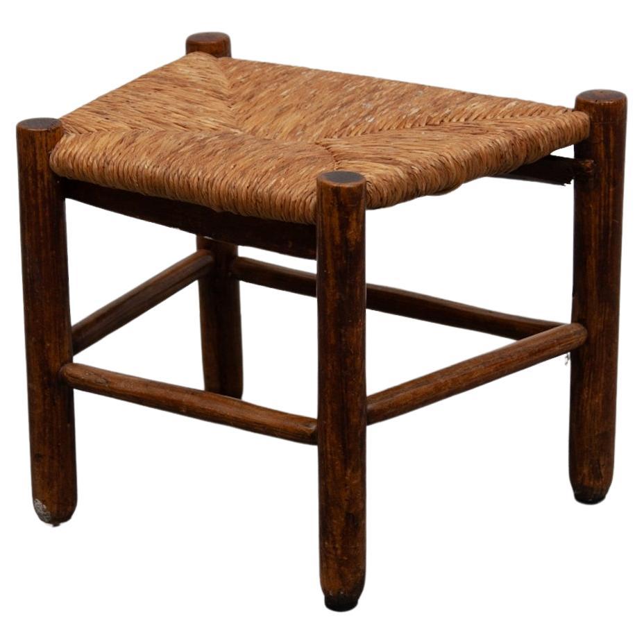 Lo sgabello attribuito al design di Charlotte Perriand  un'icona del design francese degli anni '50. Realizzato in legno di quercia con seduta in paglia intrecciata. Il modello dello sgabello non è quadrato, ma più largo nella parte posteriore e più