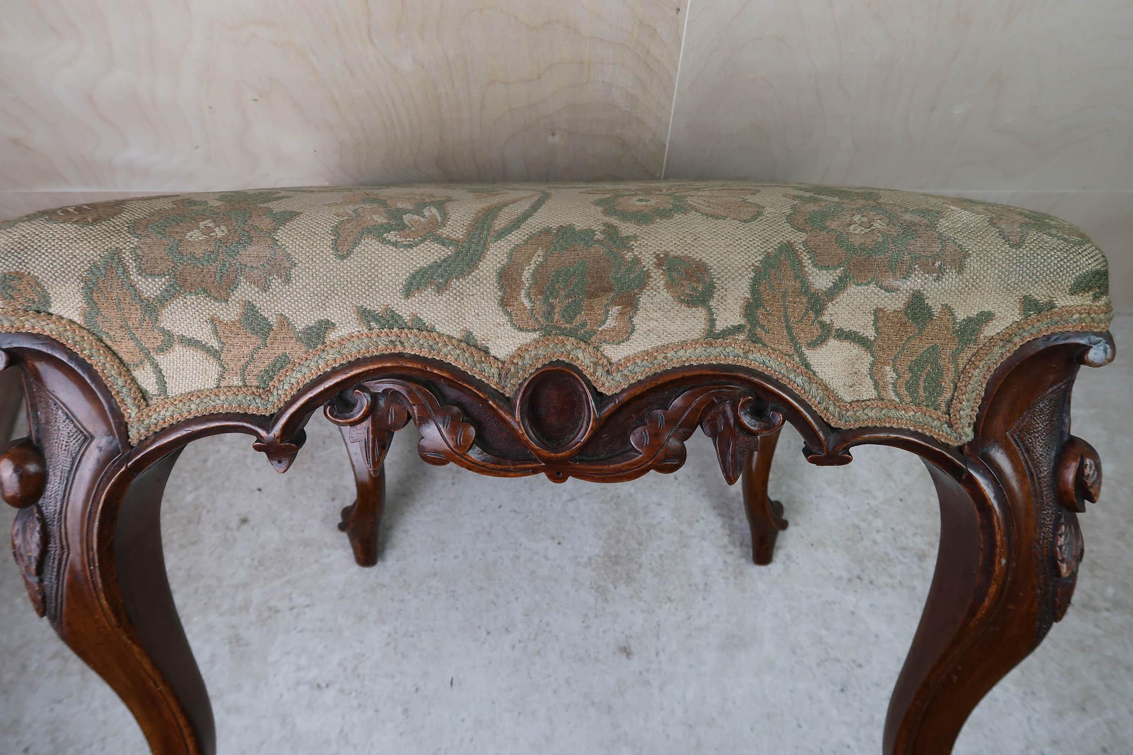 Antiker Hocker im Louis-XV-Stil mit floraler Wandteppichpolsterung. Englisch C.1860 im Angebot 3
