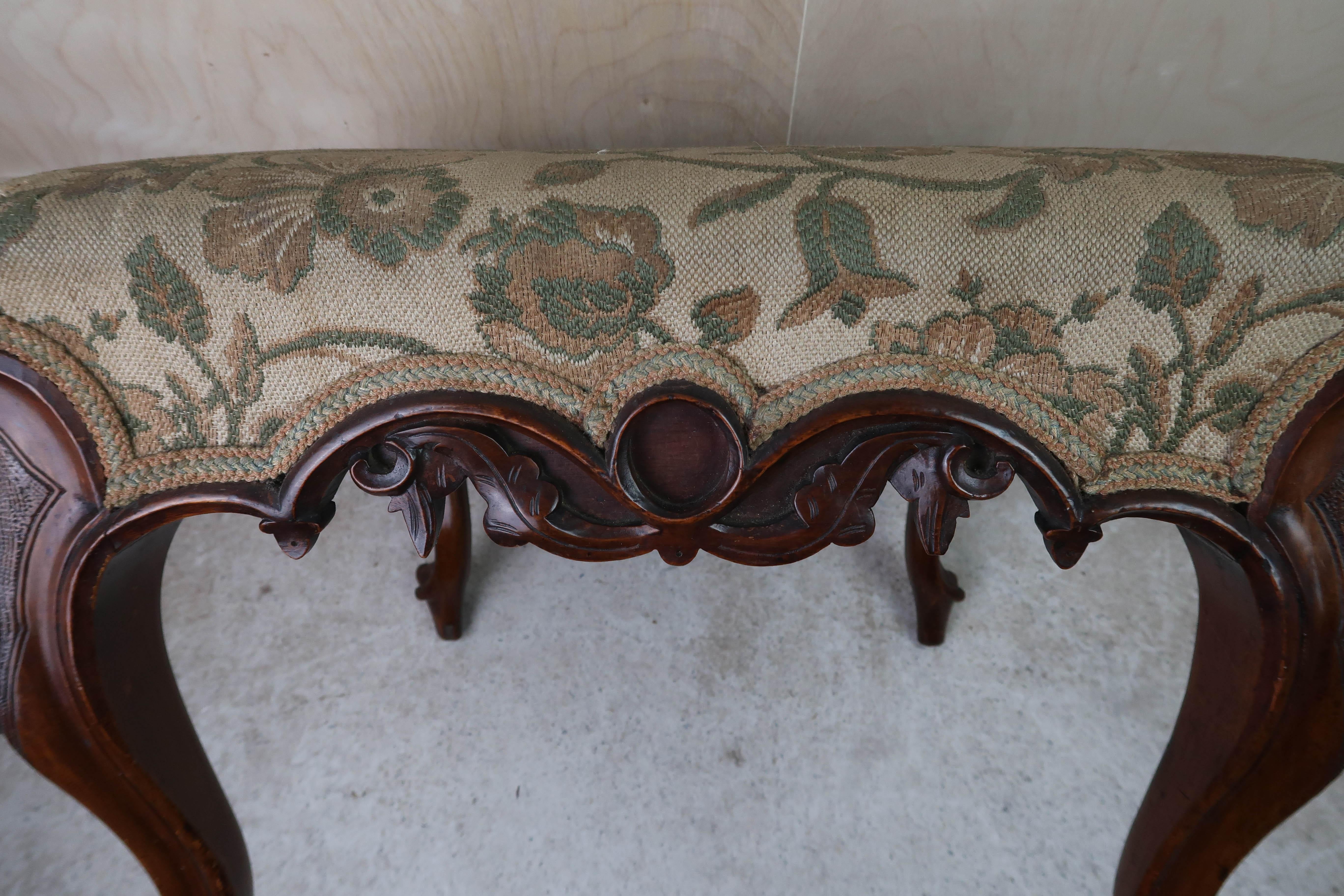 Antiker Hocker im Louis-XV-Stil mit floraler Wandteppichpolsterung. Englisch C.1860 im Angebot 4
