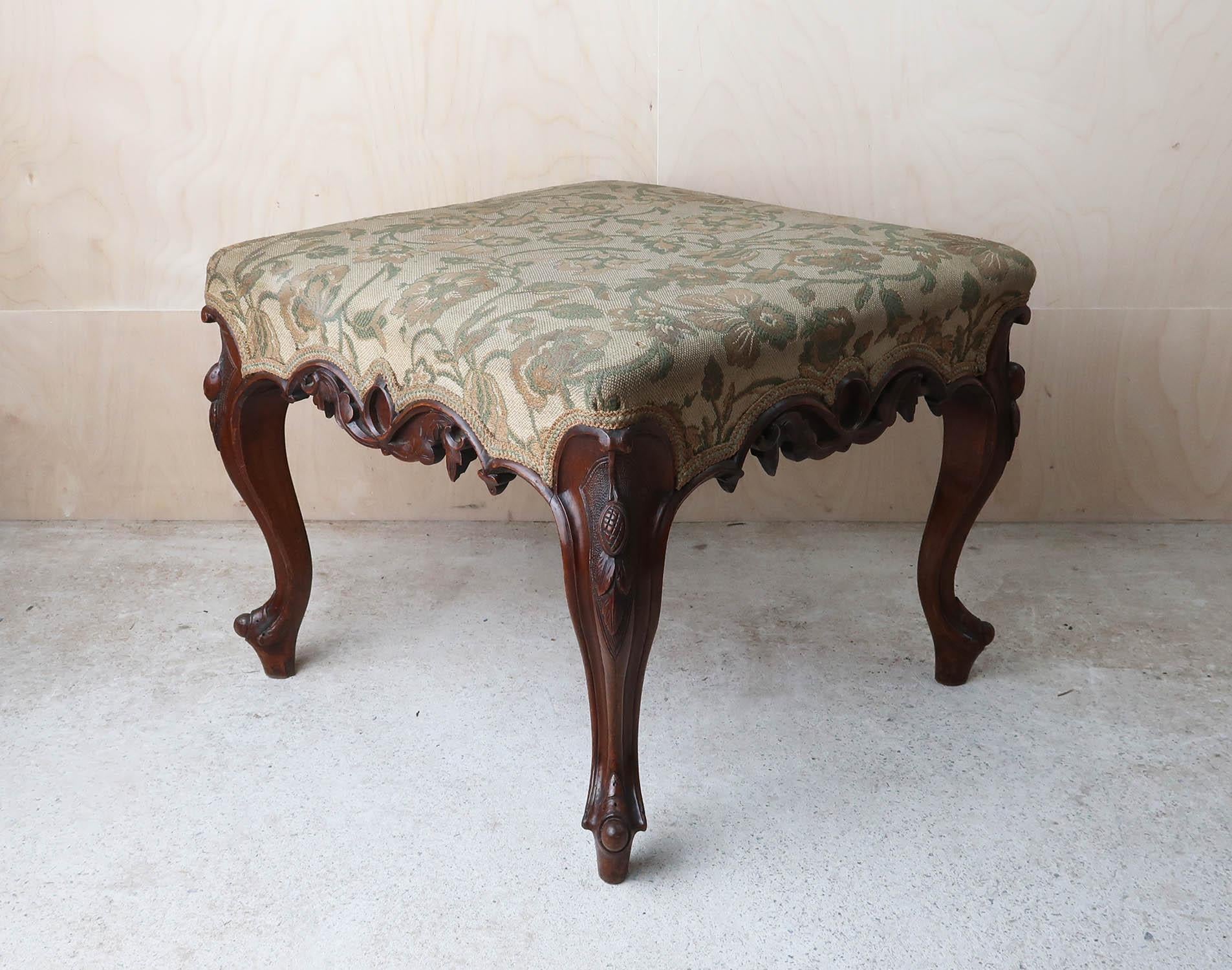 Antiker Hocker im Louis-XV-Stil mit floraler Wandteppichpolsterung. Englisch C.1860 (Louis XV.) im Angebot