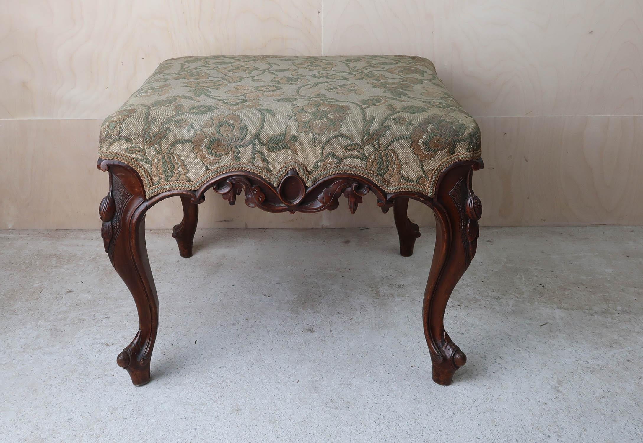 Antiker Hocker im Louis-XV-Stil mit floraler Wandteppichpolsterung. Englisch C.1860 (Geschnitzt) im Angebot