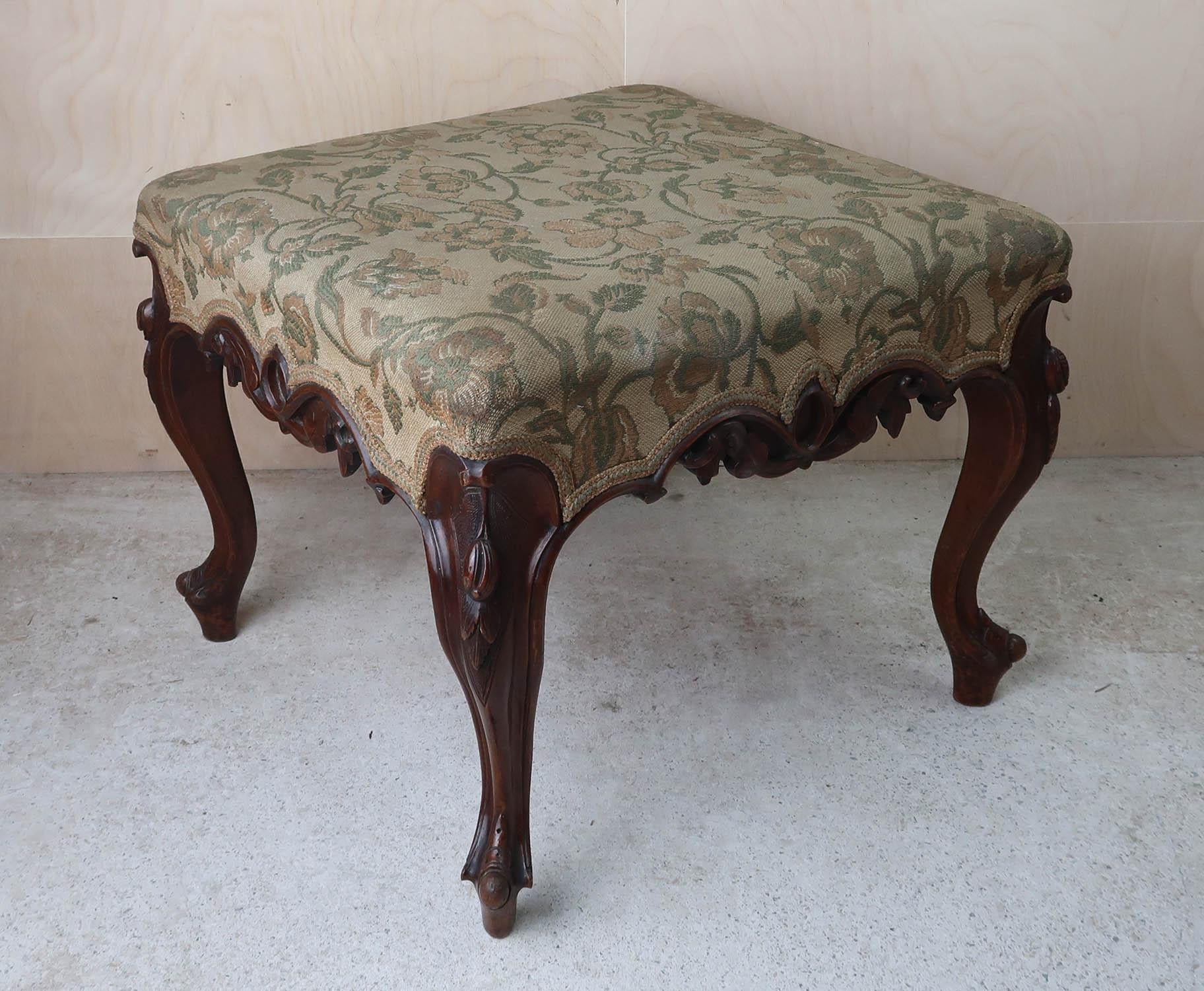 Antiker Hocker im Louis-XV-Stil mit floraler Wandteppichpolsterung. Englisch C.1860 im Zustand „Gut“ im Angebot in St Annes, Lancashire