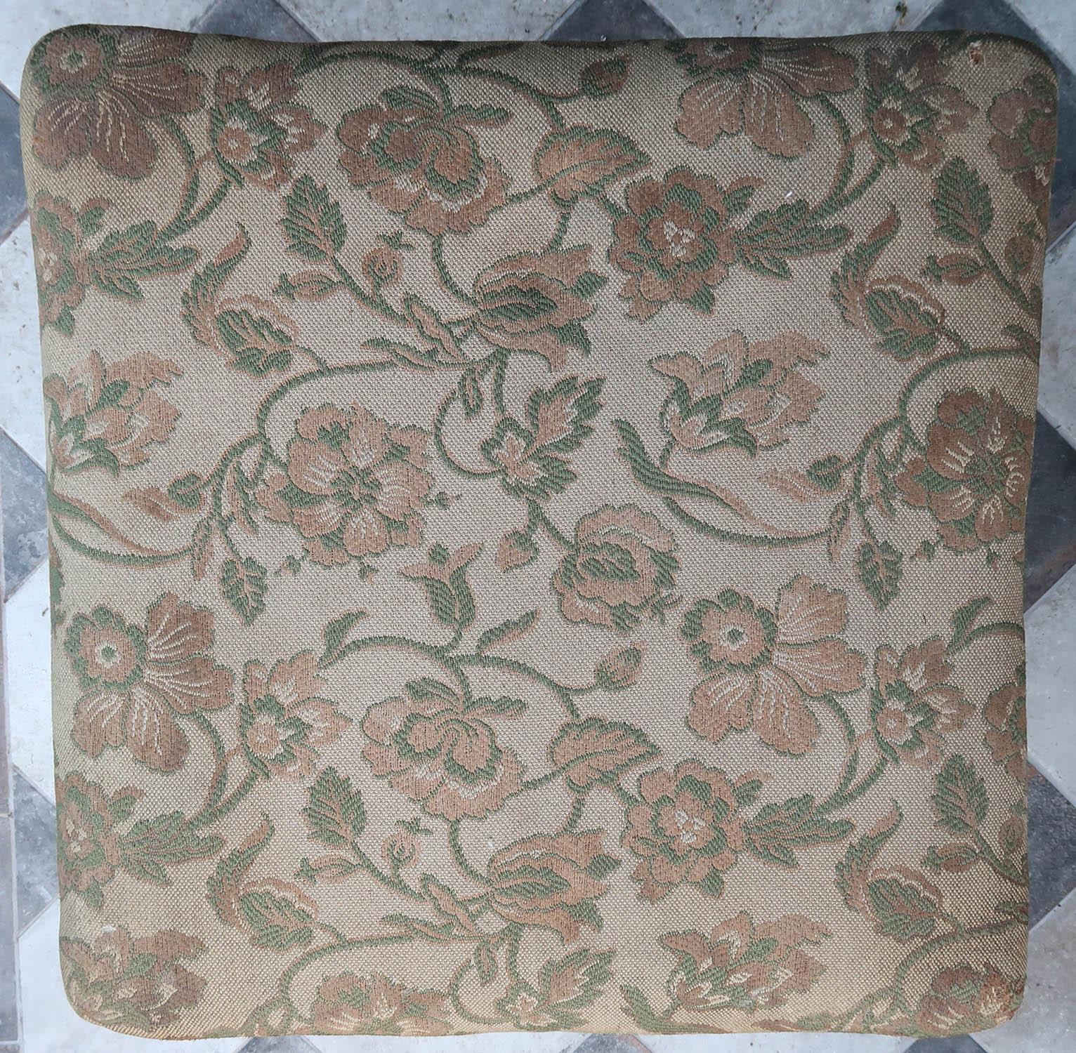 Antiker Hocker im Louis-XV-Stil mit floraler Wandteppichpolsterung. Englisch C.1860 (19. Jahrhundert) im Angebot
