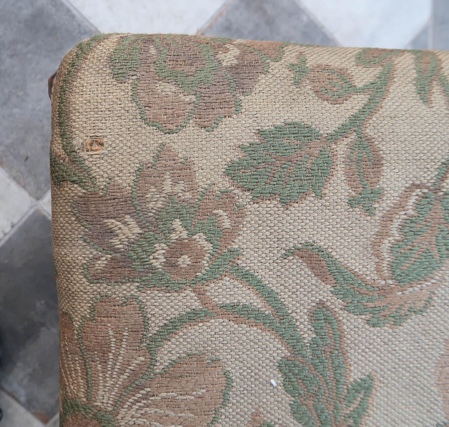 Antiker Hocker im Louis-XV-Stil mit floraler Wandteppichpolsterung. Englisch C.1860 (Polster) im Angebot