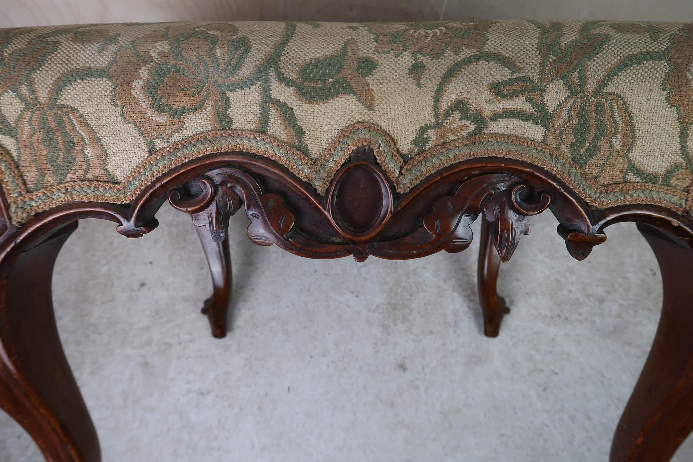 Antiker Hocker im Louis-XV-Stil mit floraler Wandteppichpolsterung. Englisch C.1860 im Angebot 1