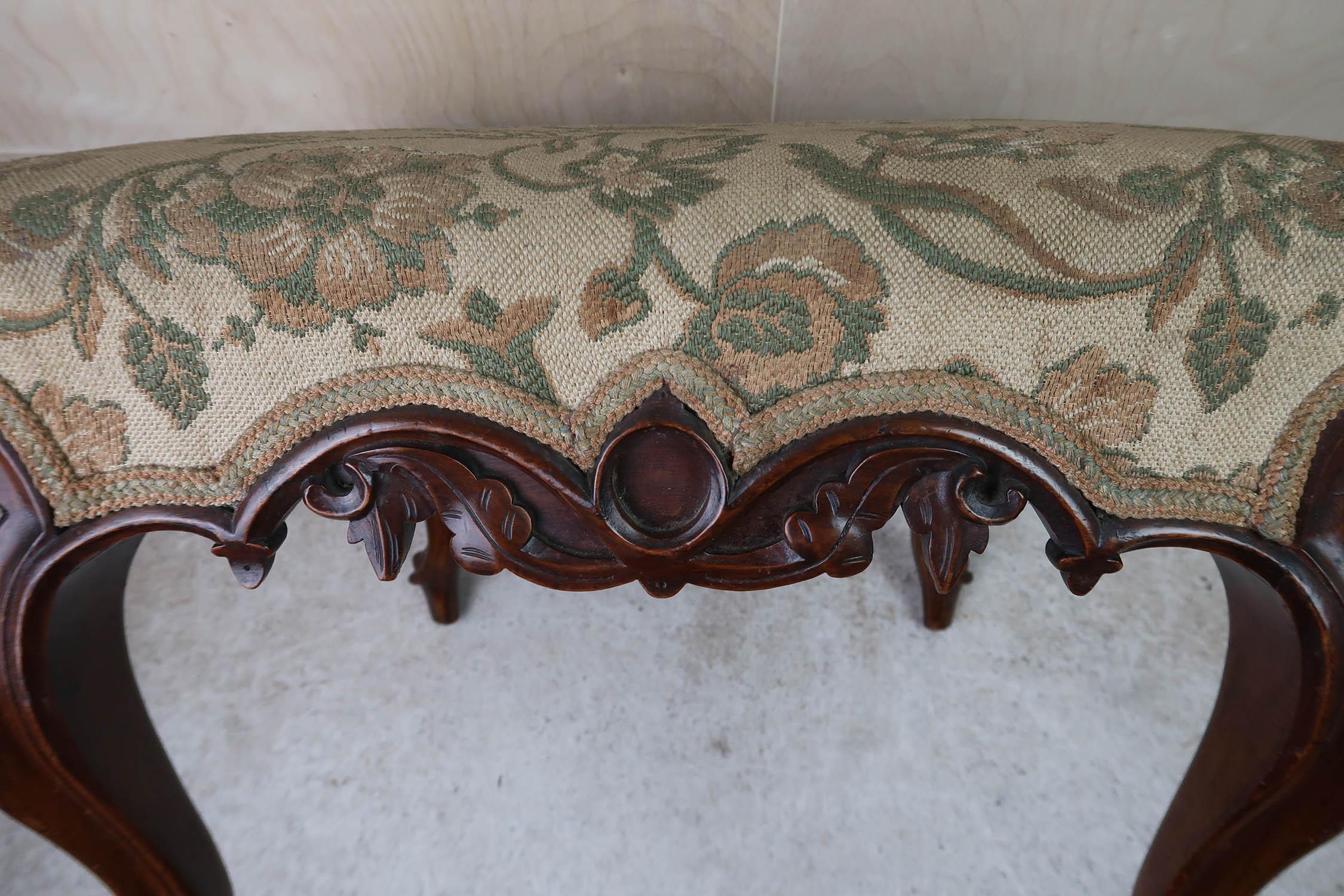 Antiker Hocker im Louis-XV-Stil mit floraler Wandteppichpolsterung. Englisch C.1860 im Angebot 2