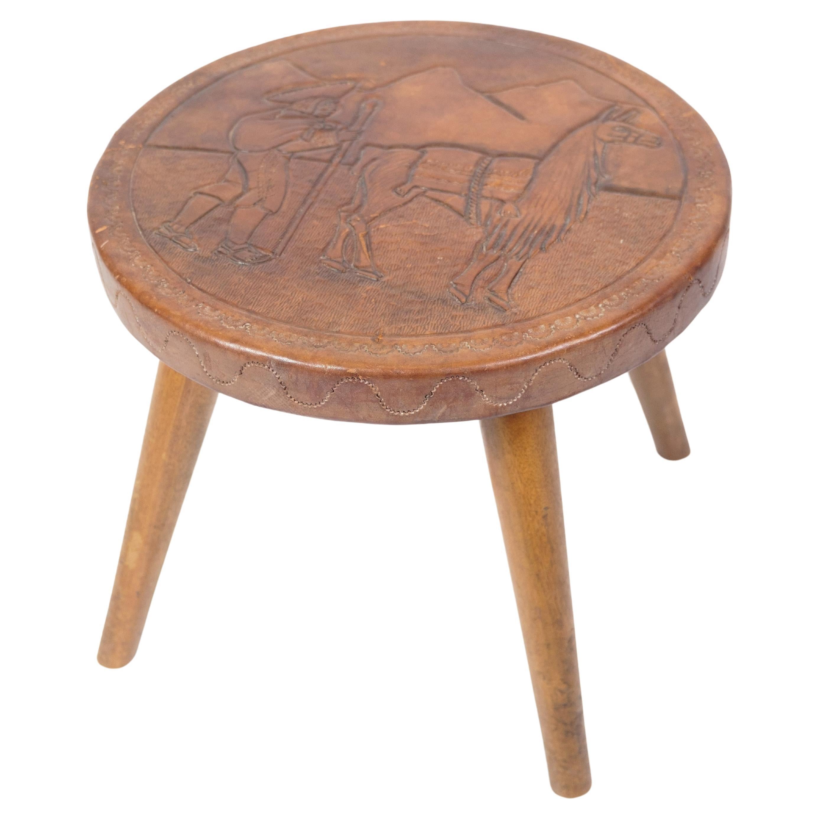 Tabouret ancien avec sculptures d'un fermier avec alpaga des années 1940